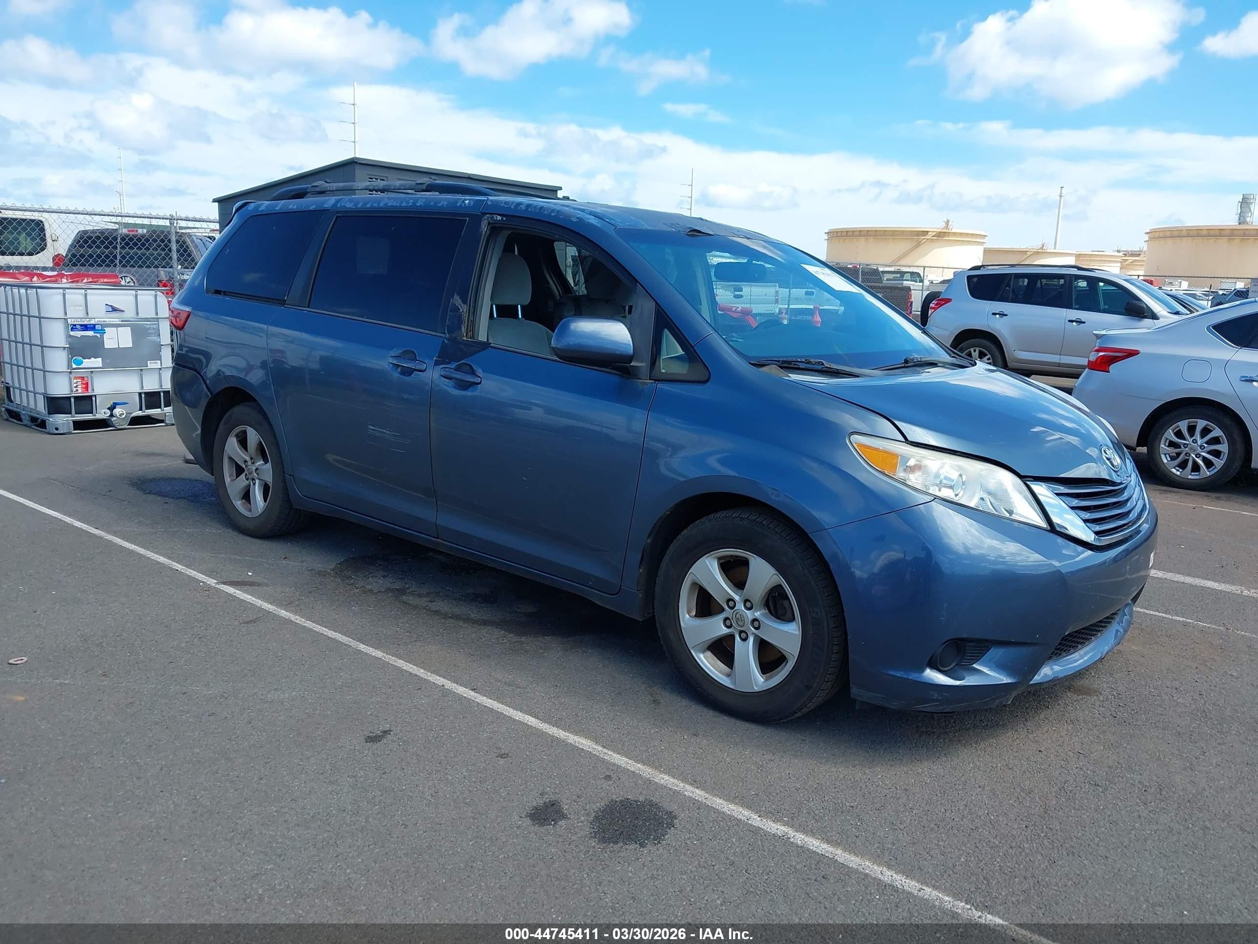 2015 Toyota Sienna LE, VIN 5TDKK3DC1FS649434 — Auction photo