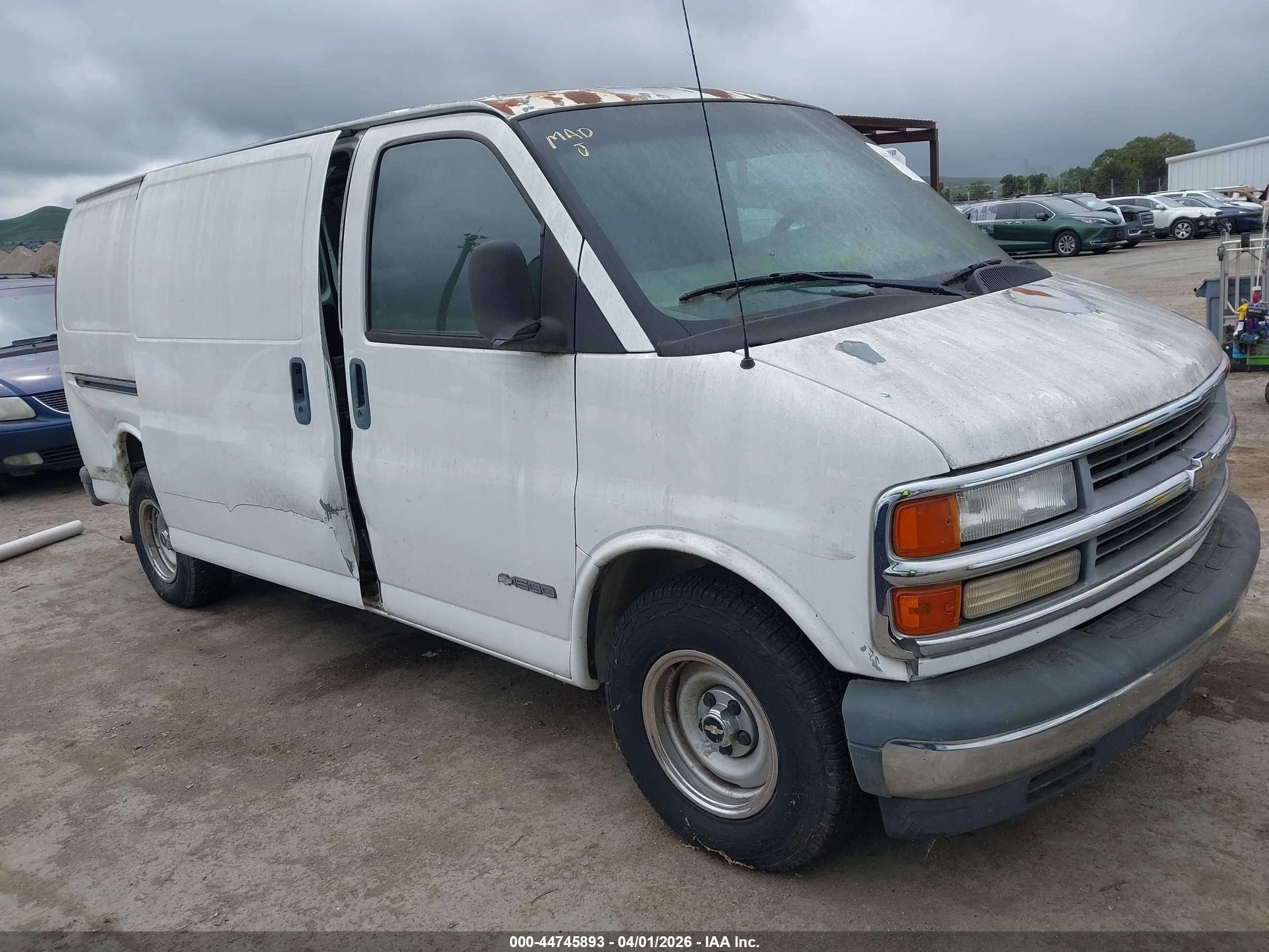 2001 Chevrolet Express, VIN 1GCFG15M711118601 — Rear end