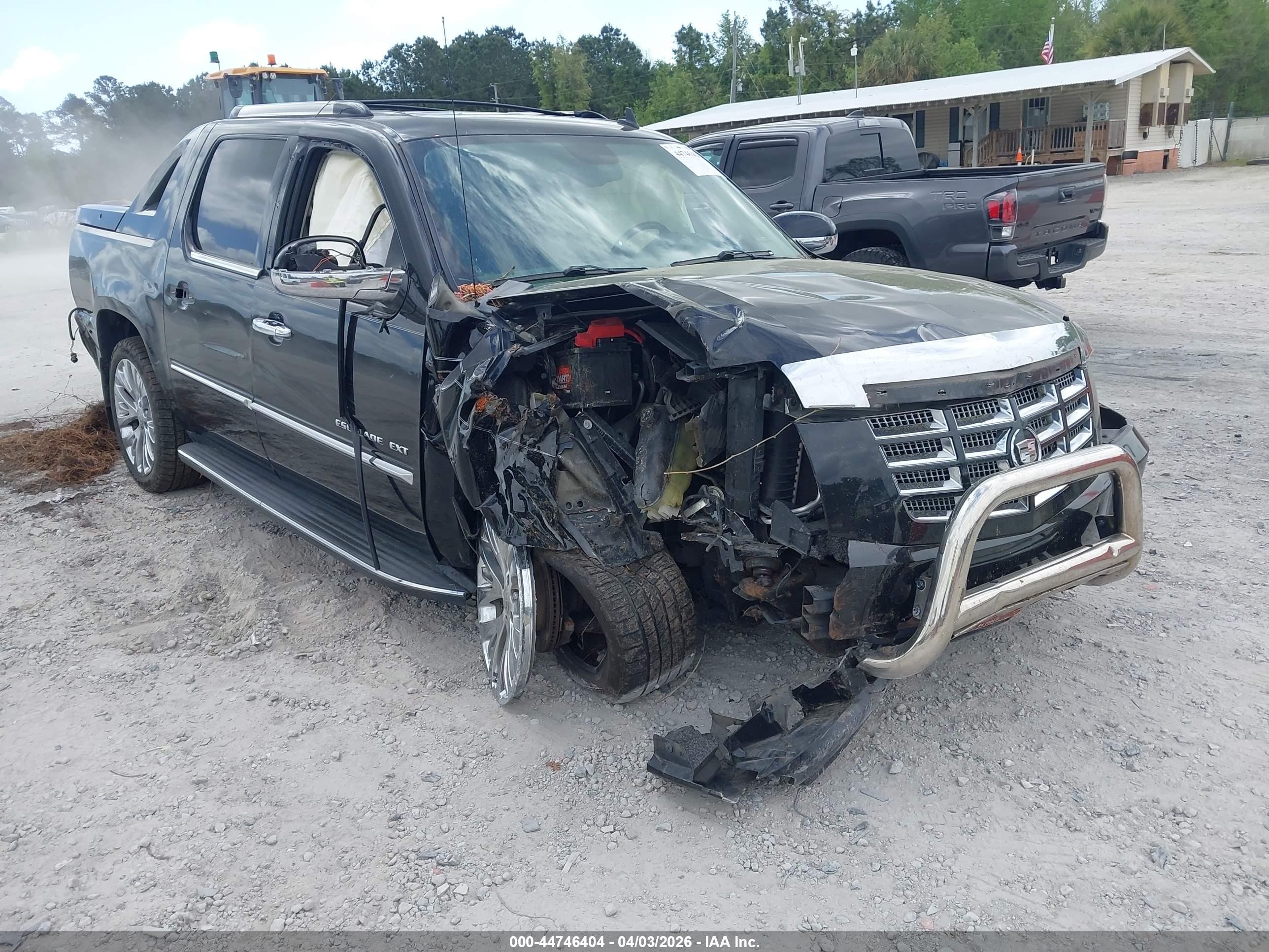 2010 Cadillac Escalade EXT Luxury, VIN 3GYVKMEF6AG222313 — Side