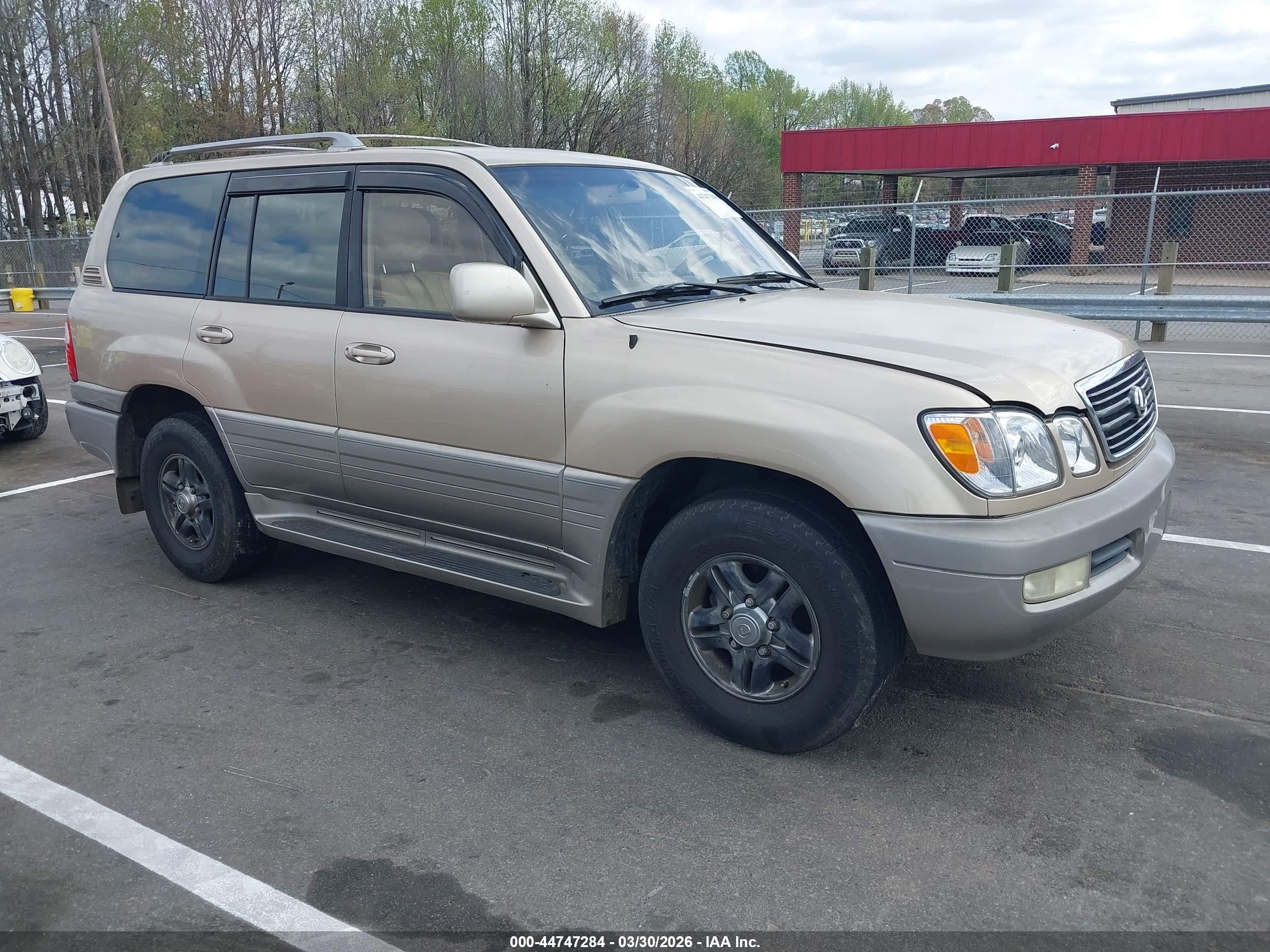 2001 Lexus LX 470, VIN JTJHT00W713510681 — Normal wear