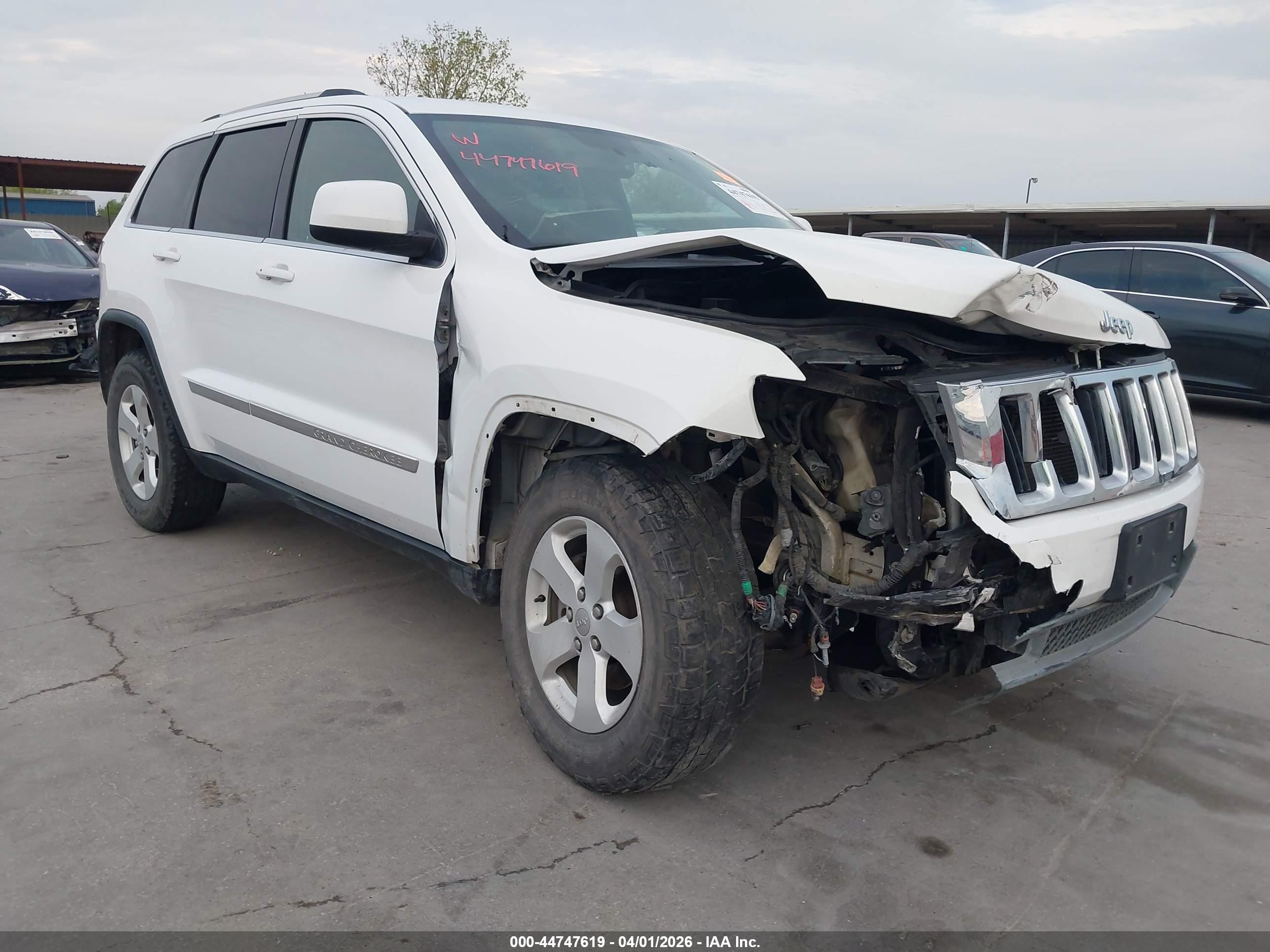2013 Jeep Grand Cherokee Laredo, VIN 1C4RJFAG8DC537142 — Front end