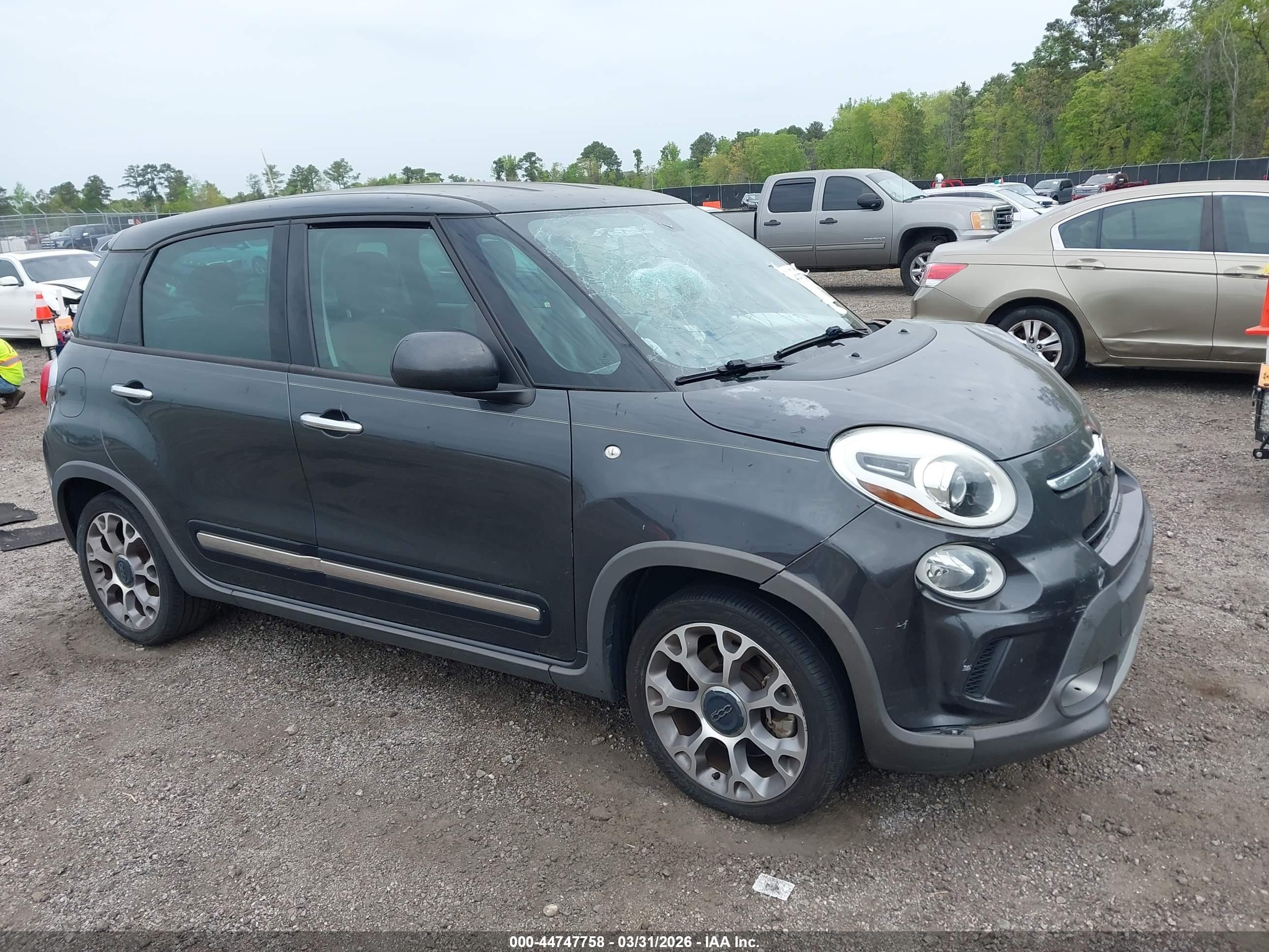 2017 FIAT 500L Trekking, VIN ZFBCFADH3HZ040245 — Front end