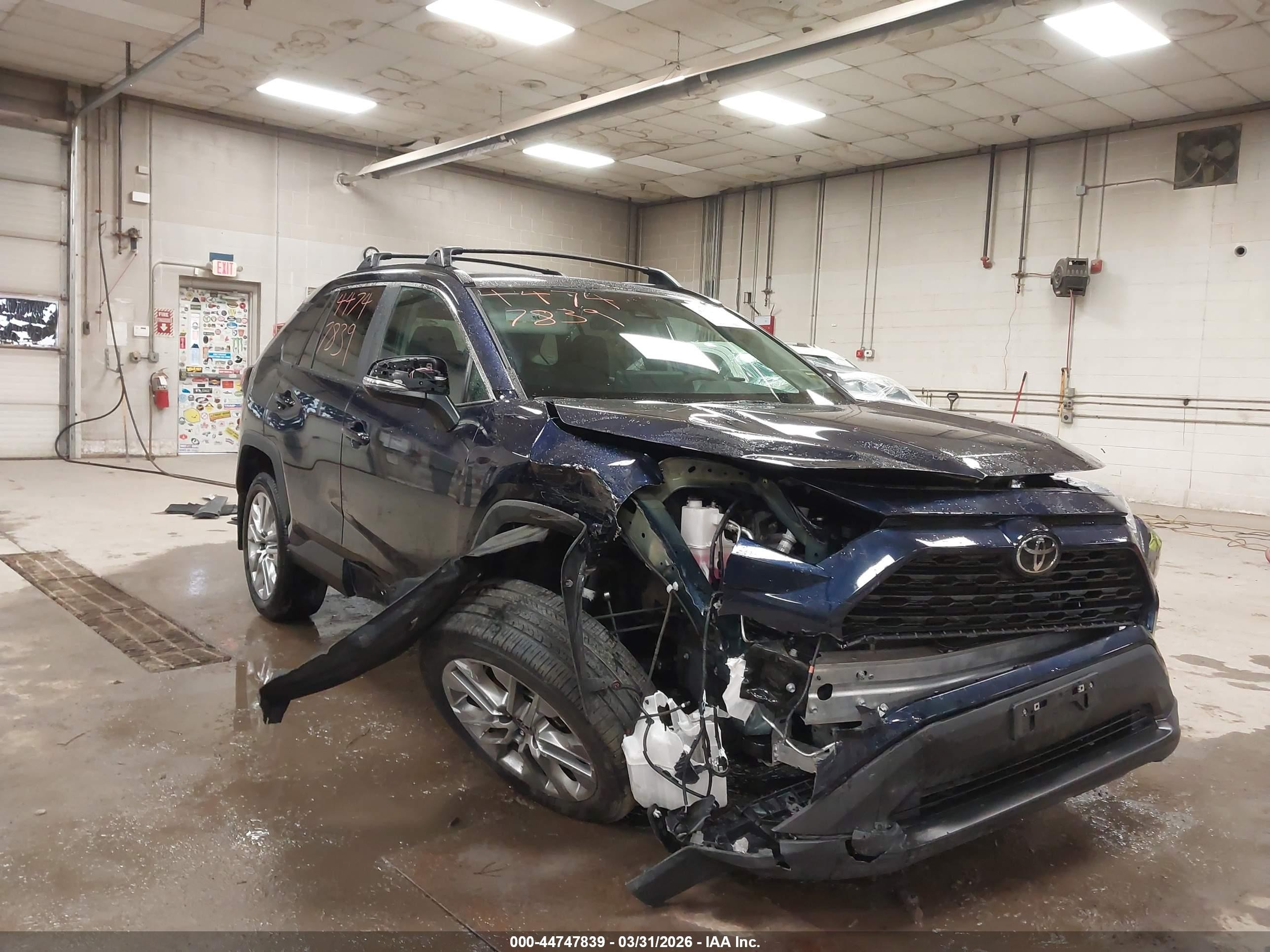 2025 Toyota RAV4 XLE Premium, VIN 2T3A1RFV1SW563064 — Перед