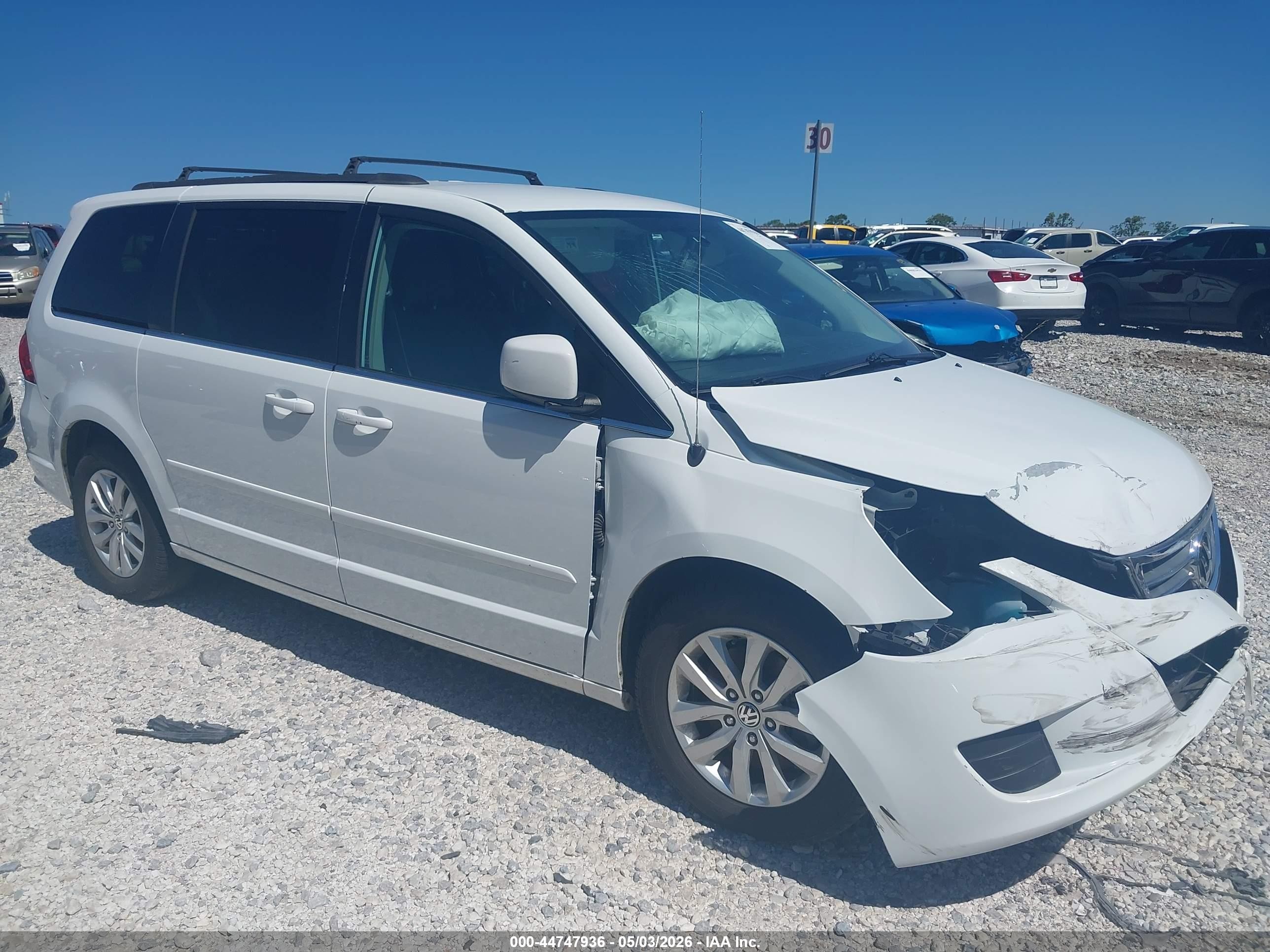 2014 Volkswagen Routan SE, VIN 2C4RVABG0ER134898 — Front end