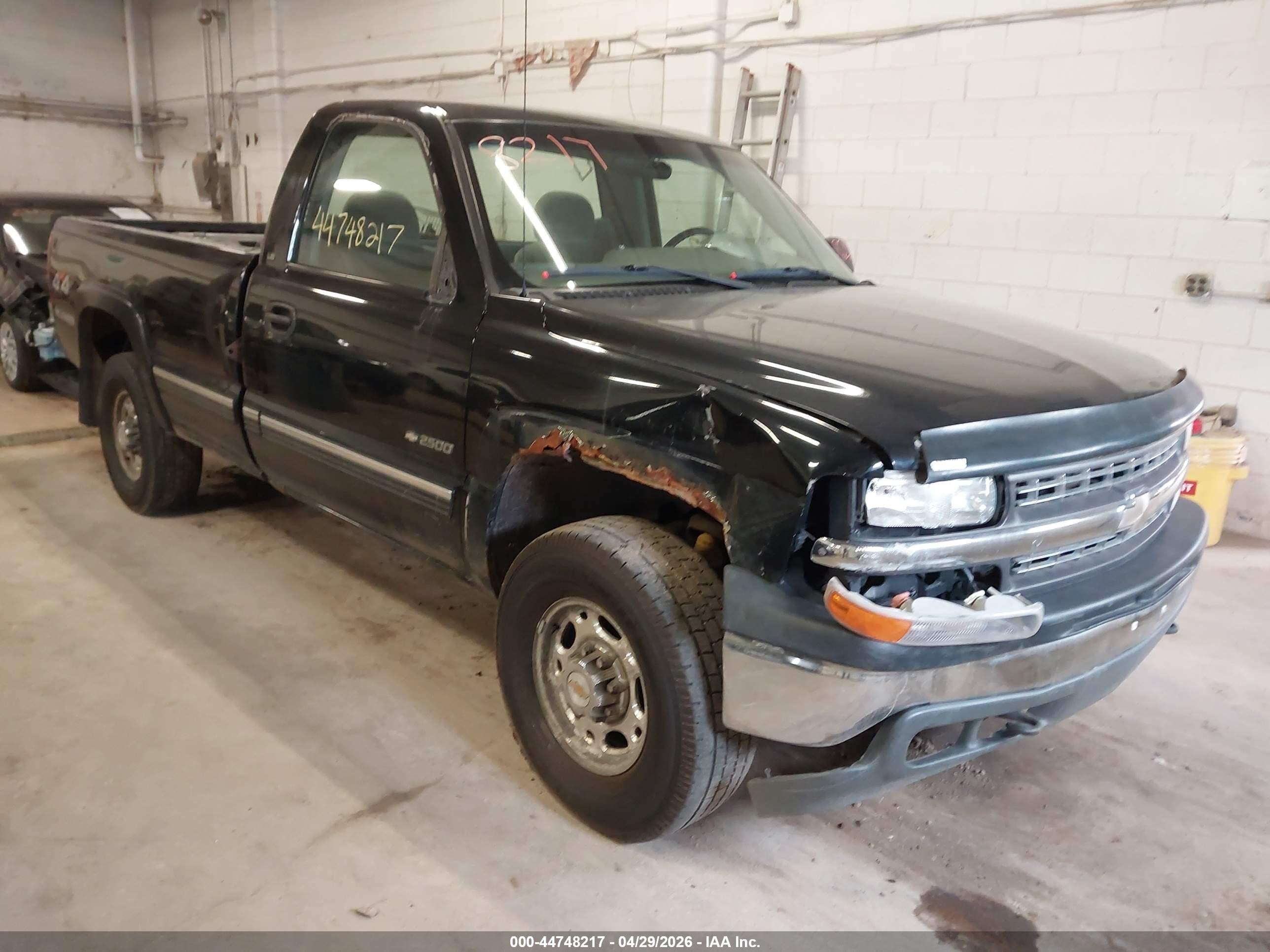 2000 Chevrolet Silverado 2500 LS, VIN 1GCGK24U2YE204816 — Front end