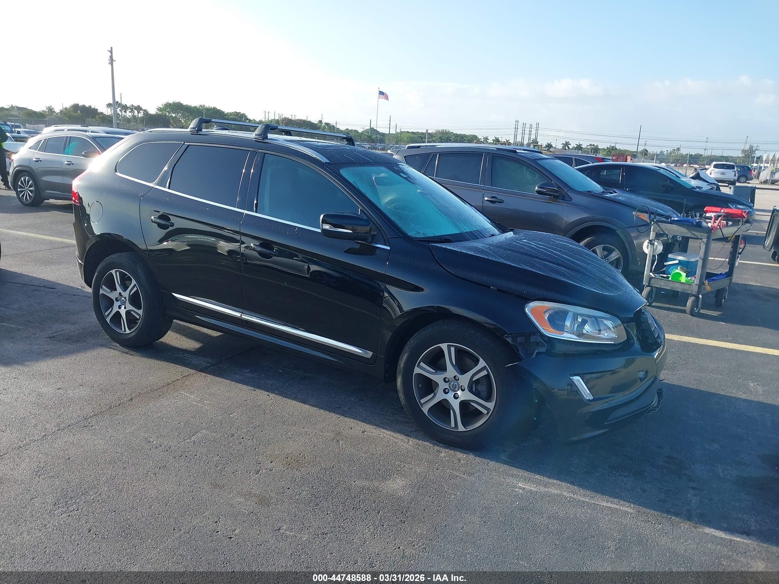 2015 Volvo XC60 T6 Drive-E, VIN YV449MDK2F2667835 — Front end