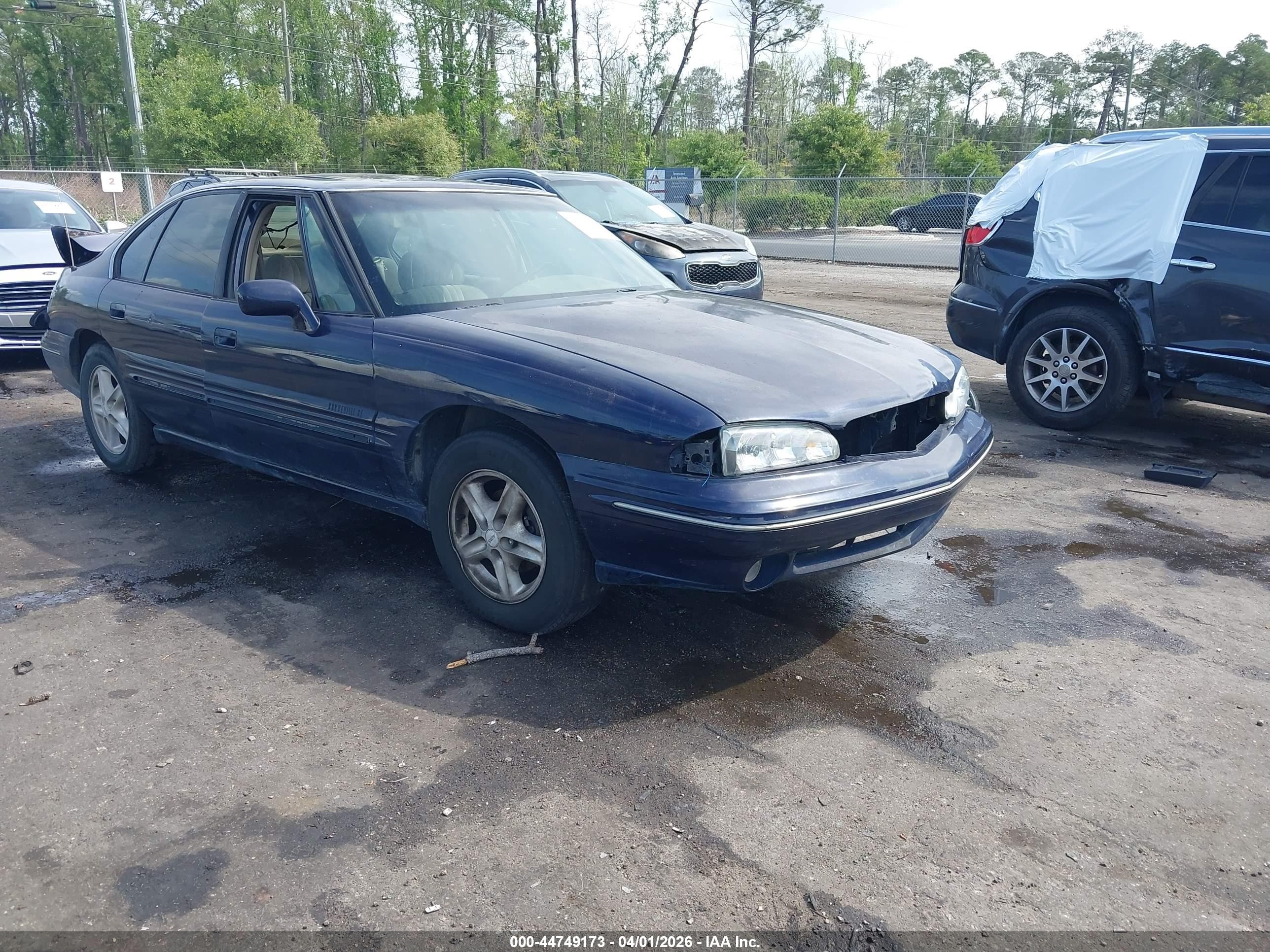 1998 Pontiac Bonneville SE, VIN 1G2HX52K0WH218352 — Rear end