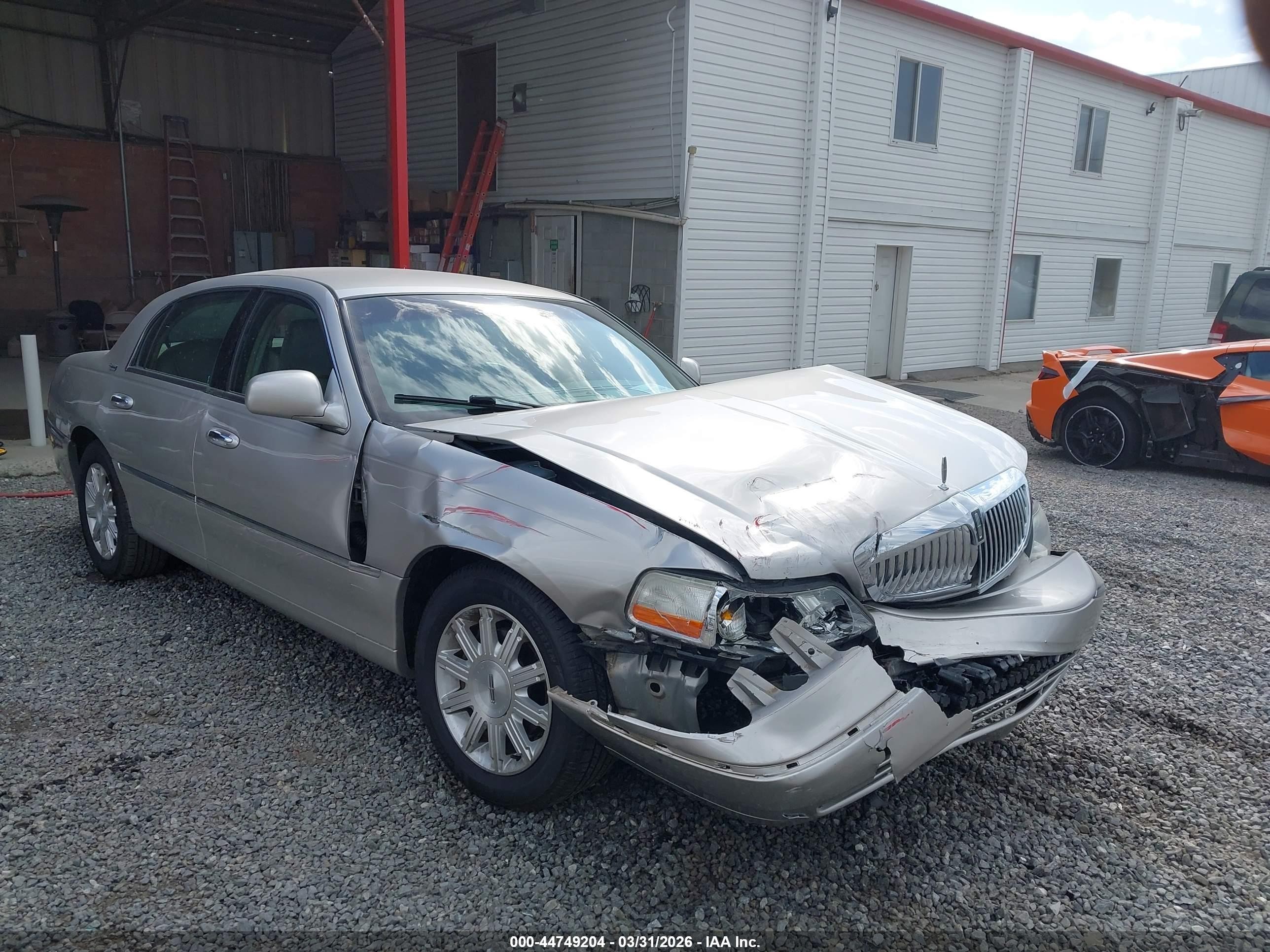 2011 Lincoln Town Car Signature Limited, VIN 2LNBL8CV7BX750663 — Front end