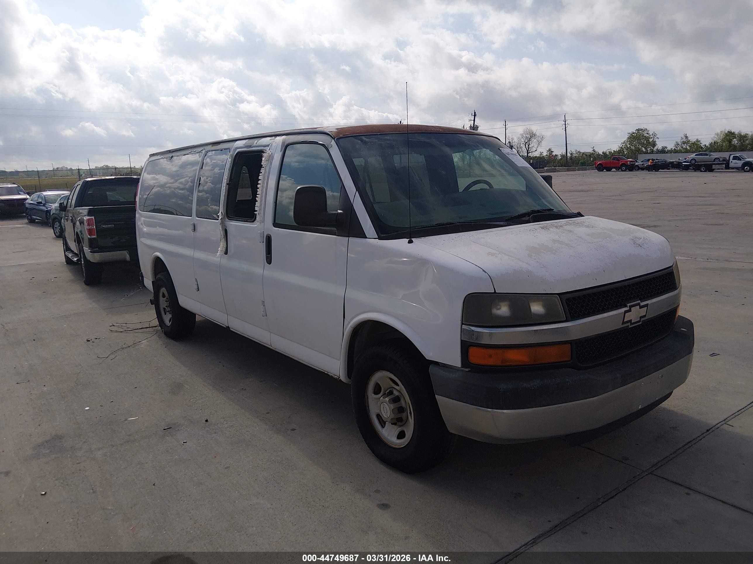 2008 Chevrolet Express Passenger, VIN 1GAHG39K981101301 — Side