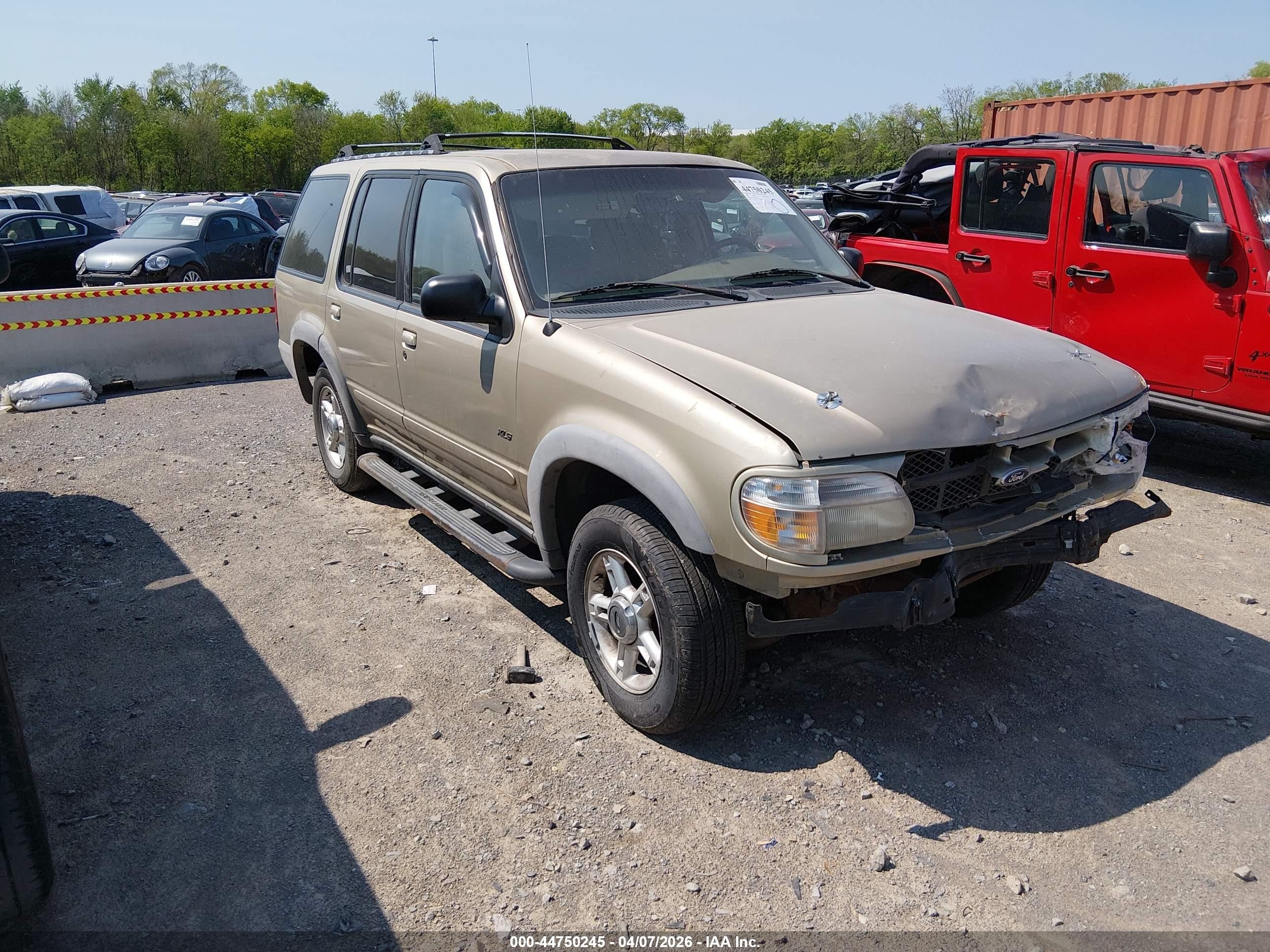 2000 Ford Explorer XLS, VIN 1FMDU72X2YZC39707 — Normal wear