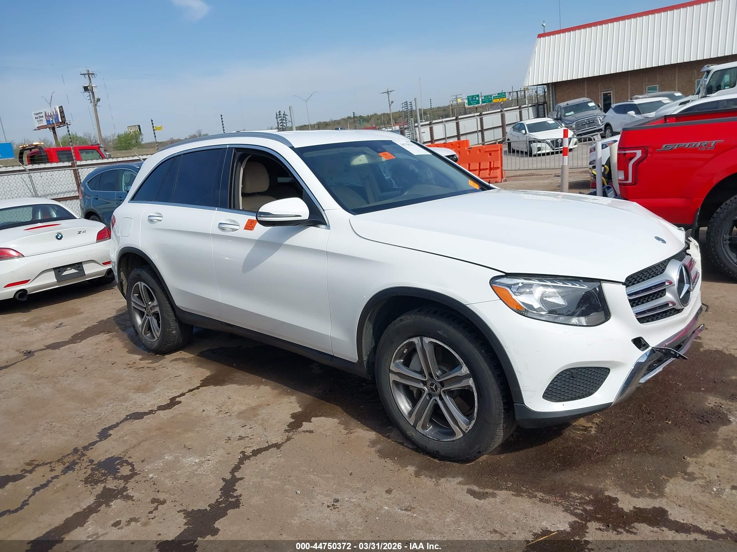 2019 Mercedes-Benz GLC 300, VIN WDC0G4JB9KV124738 — Front end