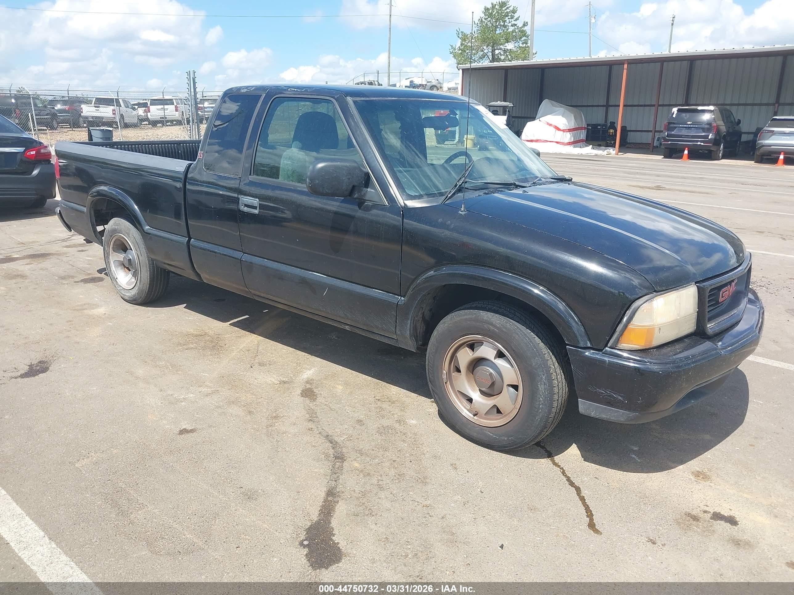 2001 GMC Sonoma SLS 1SG, VIN 1GTCS19W418241213 — Rear end