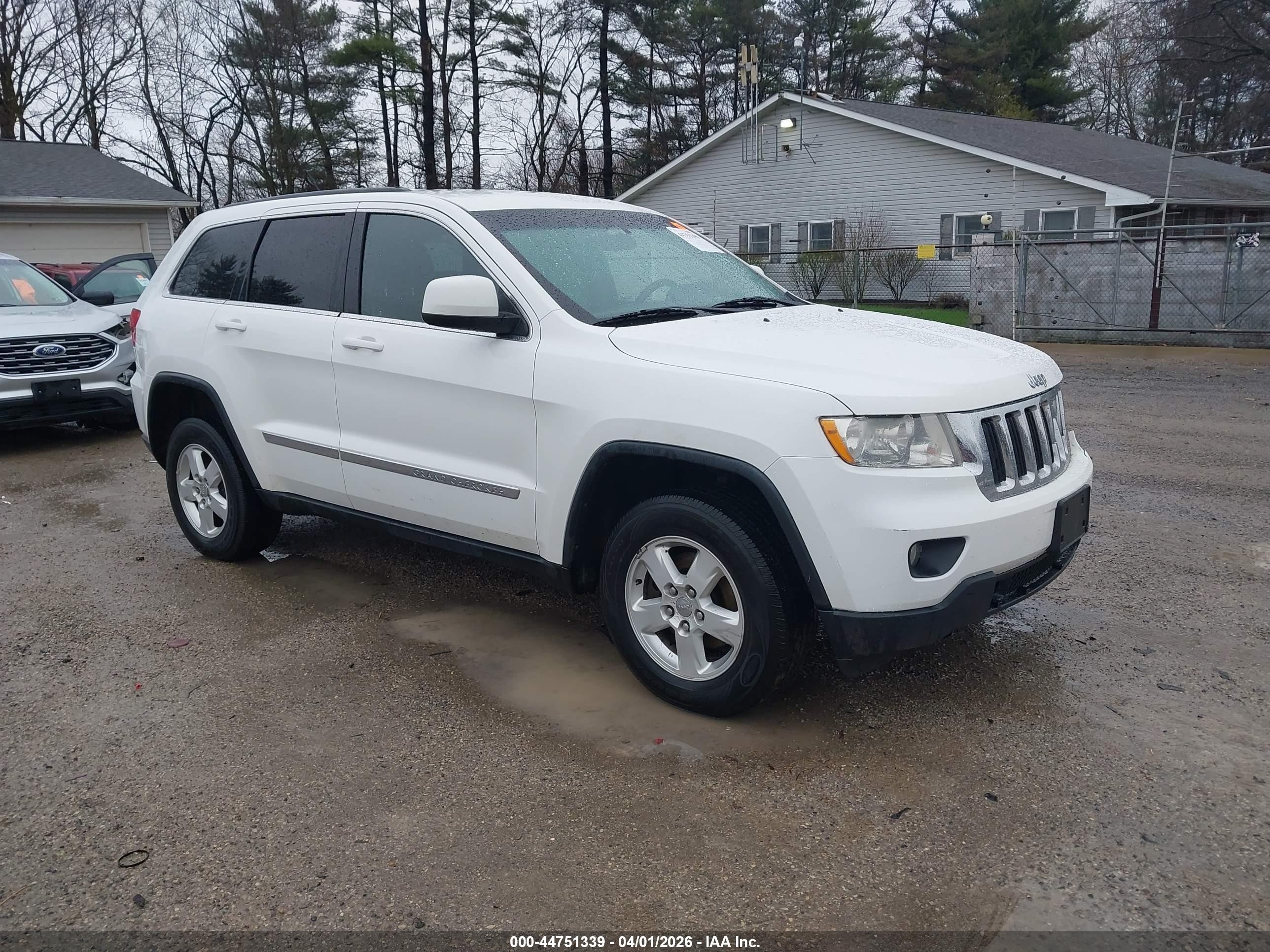 2013 Jeep Grand Cherokee Laredo, VIN 1C4RJFAG6DC630029 — Front end