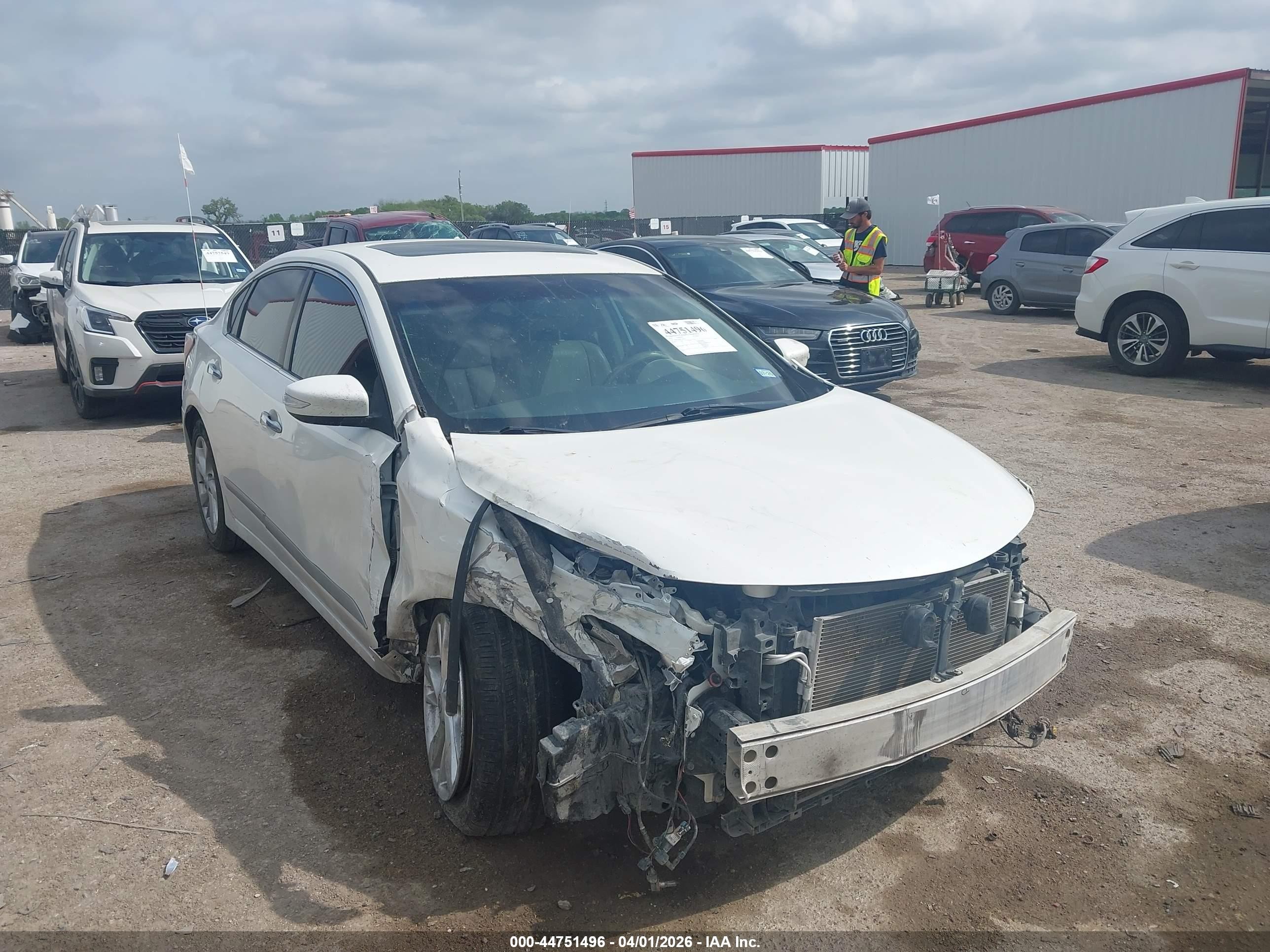2014 Nissan Altima SV, VIN 1N4AL3AP9EC286211 — Front end