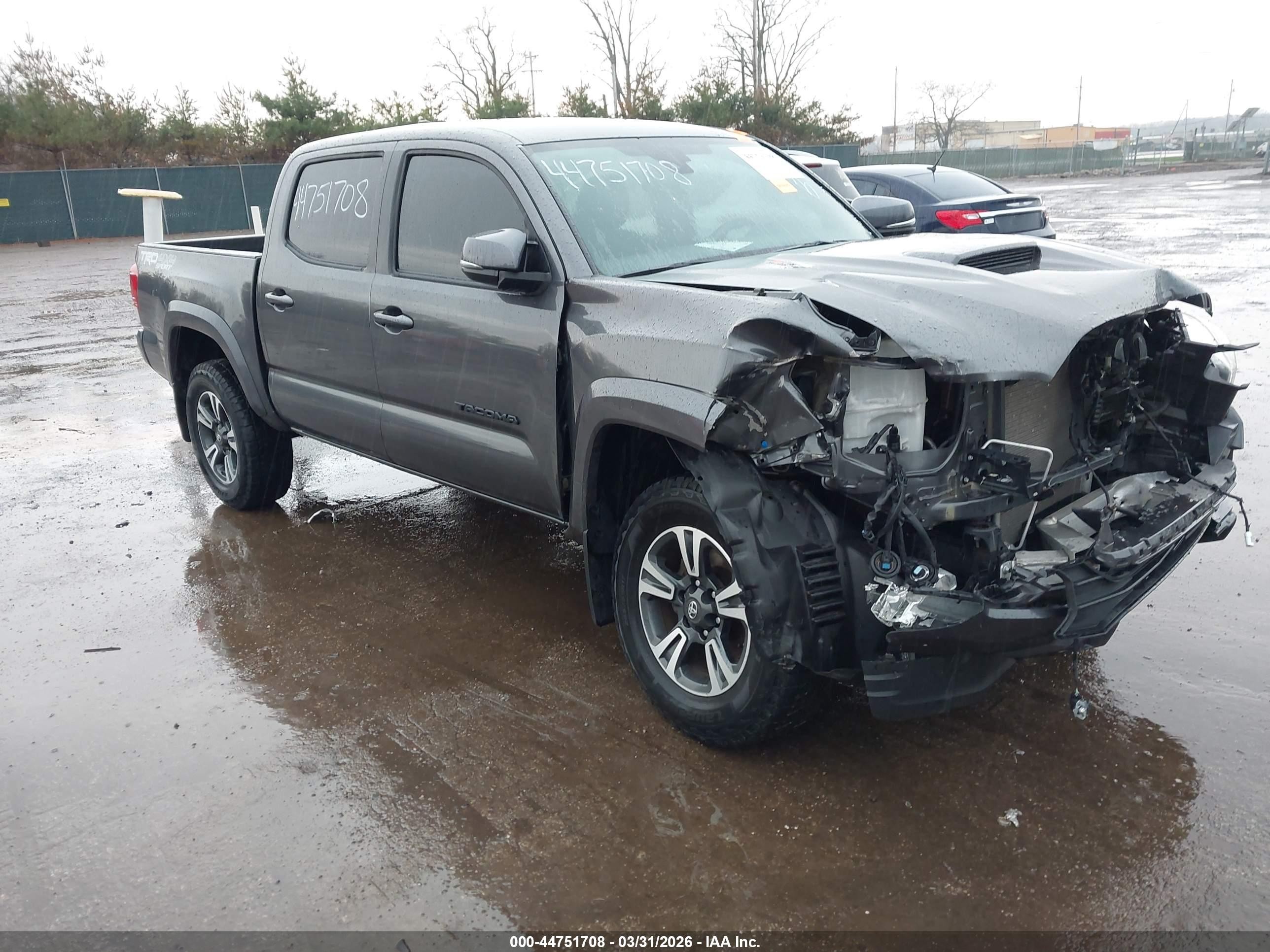 2019 Toyota Tacoma TRD Off Road, VIN 3TMCZ5AN8KM229410 — Front end