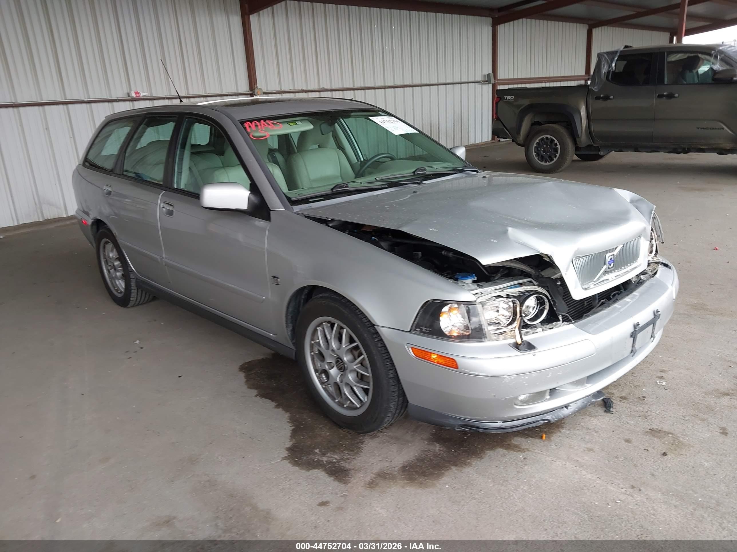 2004 Volvo V40, VIN YV1VW27594F061796 — Перед