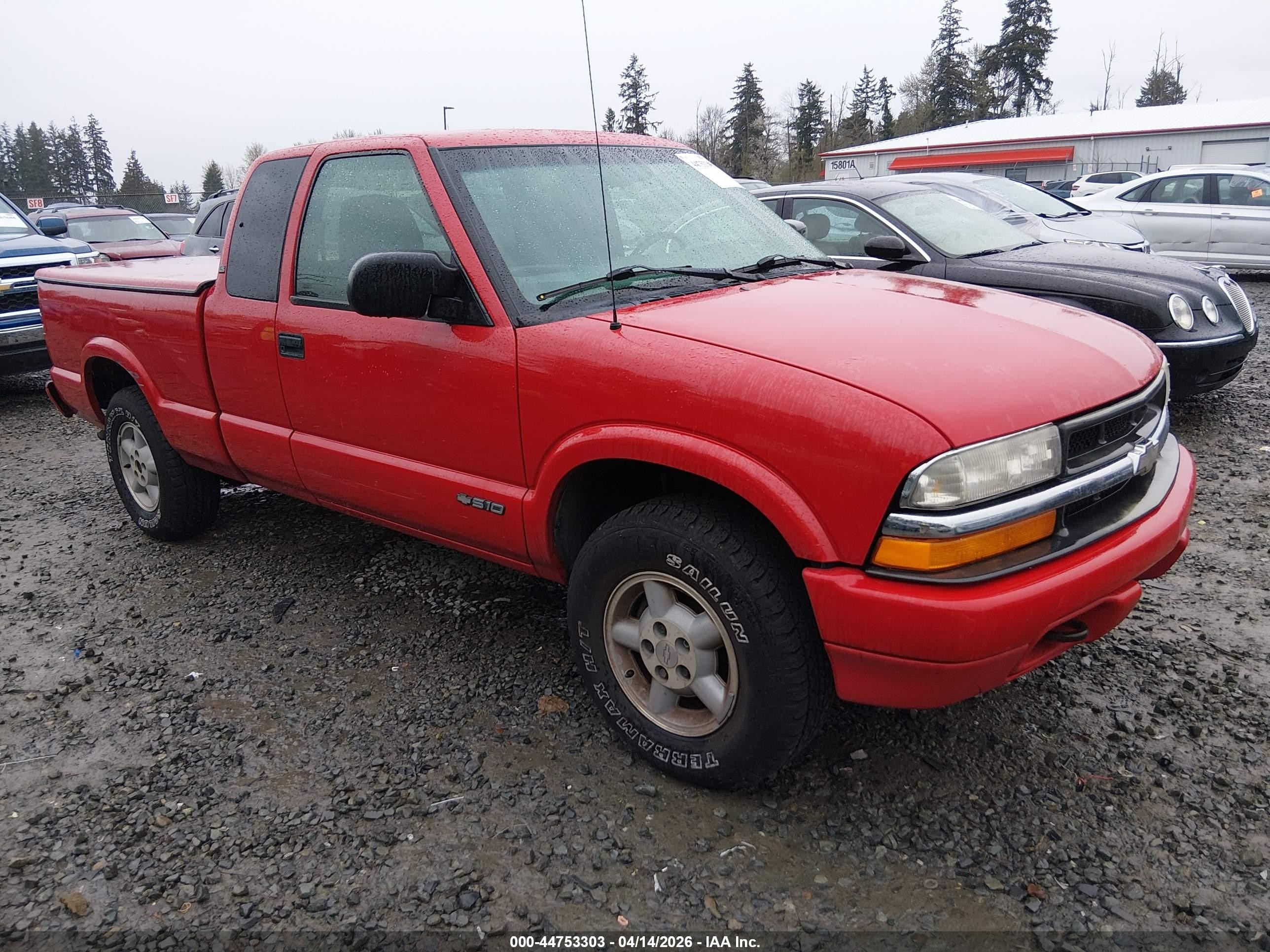 2000 Chevrolet S-10 LS, VIN 1GCDT19W2Y8313618 — Rear end