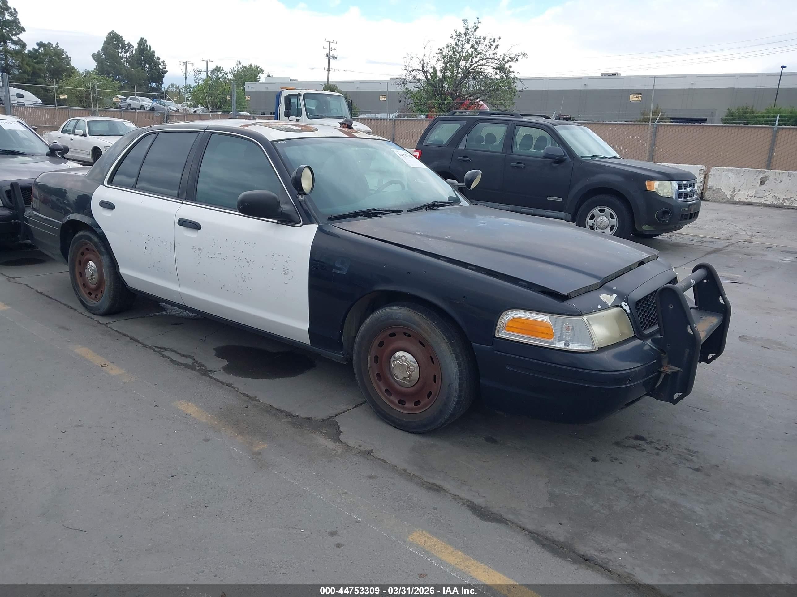 2004 Ford Police Interceptor Base w/3.27 Axle, VIN 2FAFP71WX4X108589 — Front end