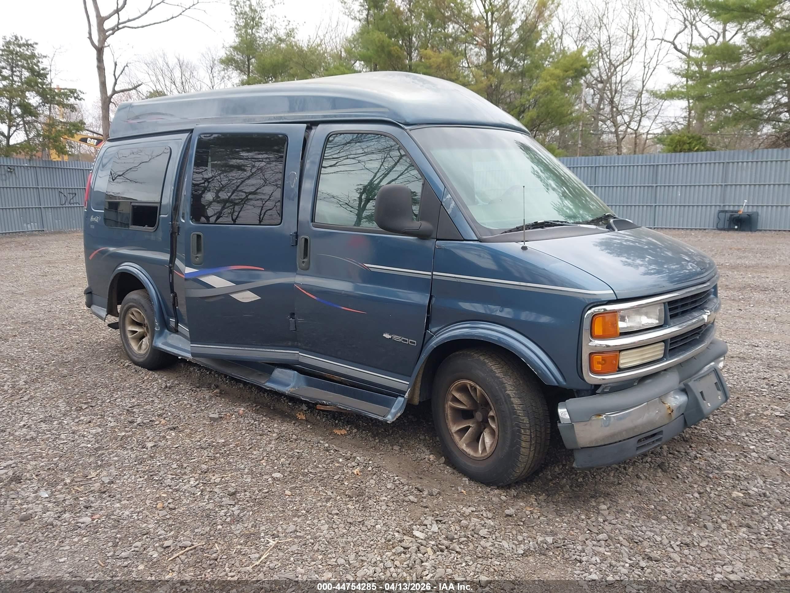 1999 Chevrolet Express, VIN 1GBFG15R1X1083885 — All over