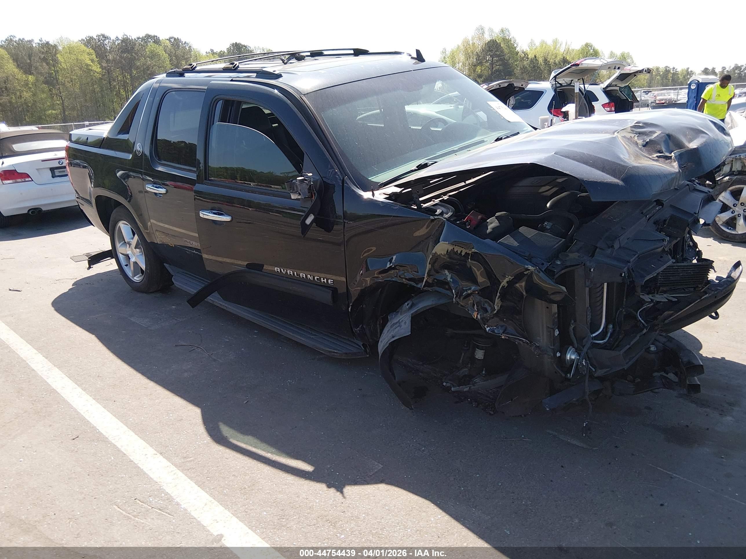 2013 Chevrolet Avalanche LT, VIN 3GNTKFE75DG375665 — Front end