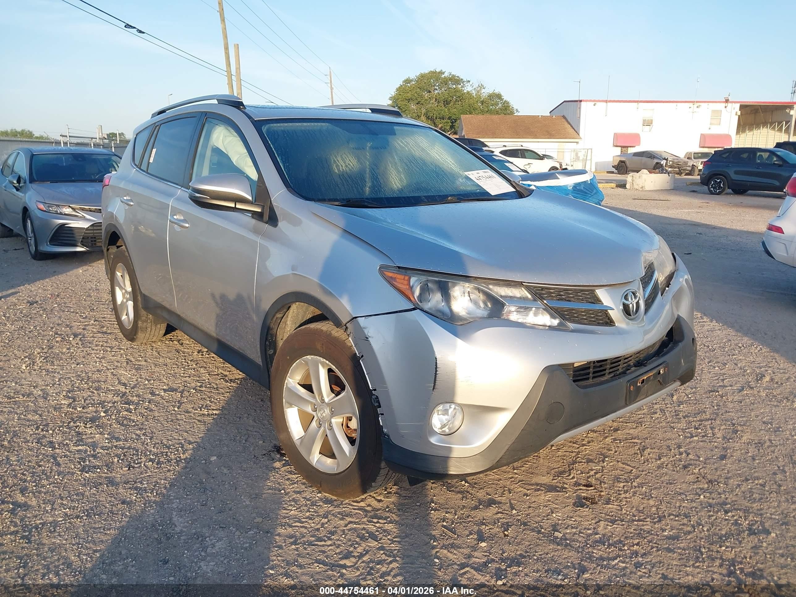 2013 Toyota RAV4 XLE, VIN JTMRFREV1D5010334 — Front end