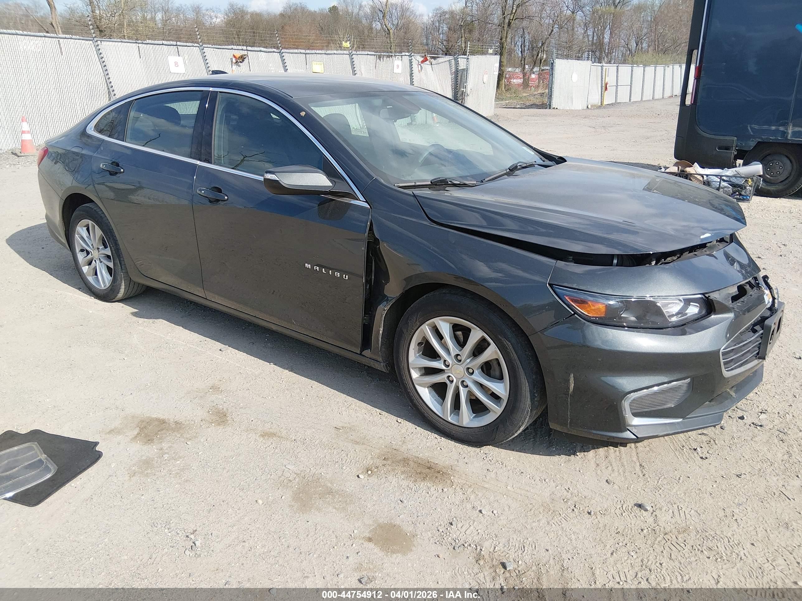 2018 Chevrolet Malibu LT, VIN 1G1ZD5STXJF232354 — Front end