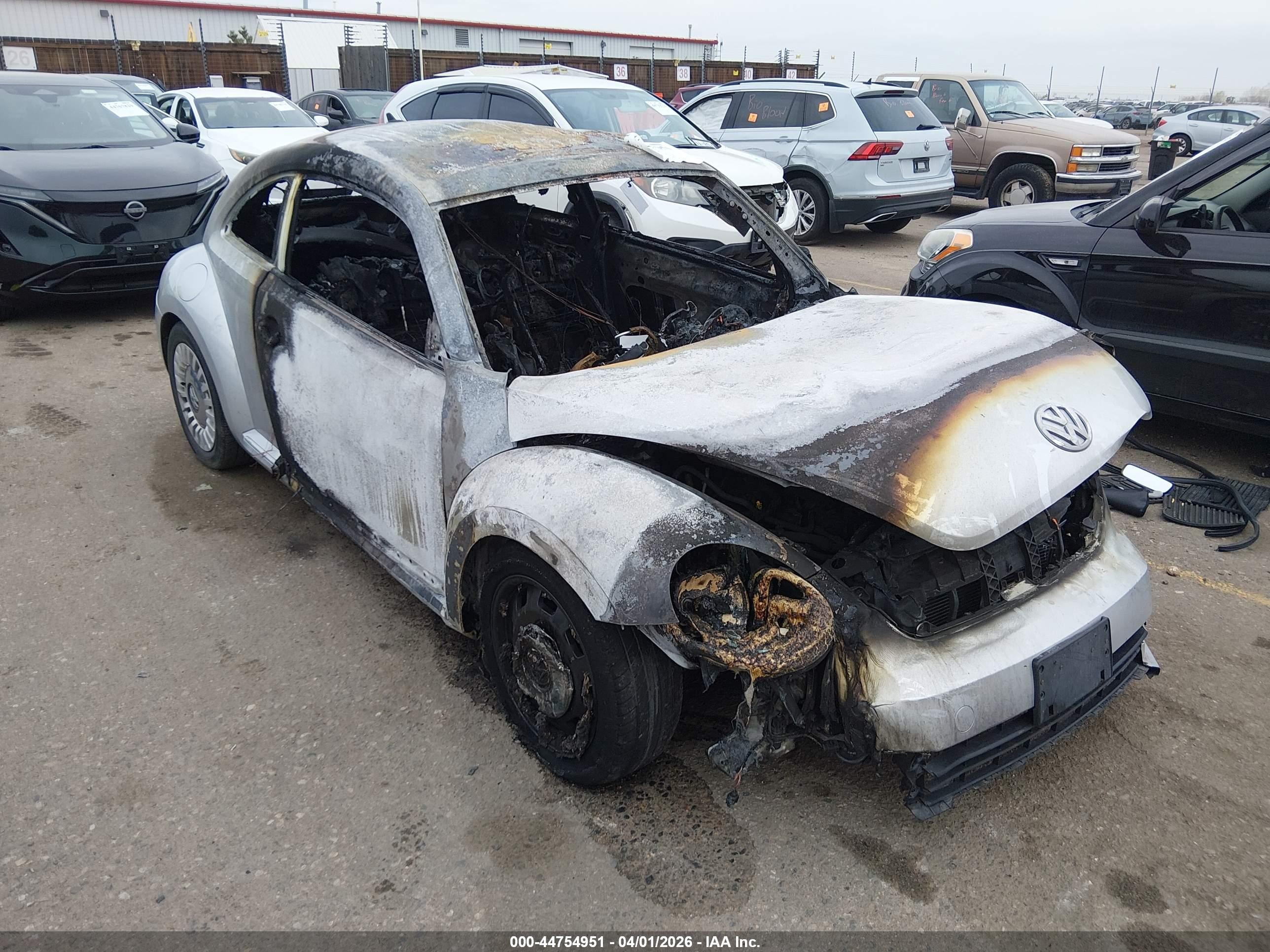 2014 Volkswagen Beetle SE, VIN 3VWH07AT3EM661284 — Пожар в моторном отсеке