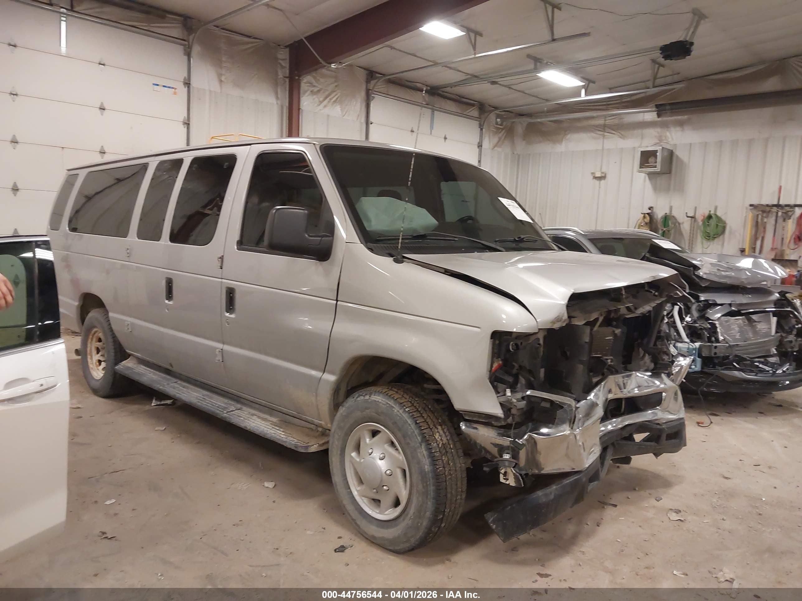 2013 Ford Econoline Passenger XLT, VIN 1FBSS3BL4DDA86931 — Front end