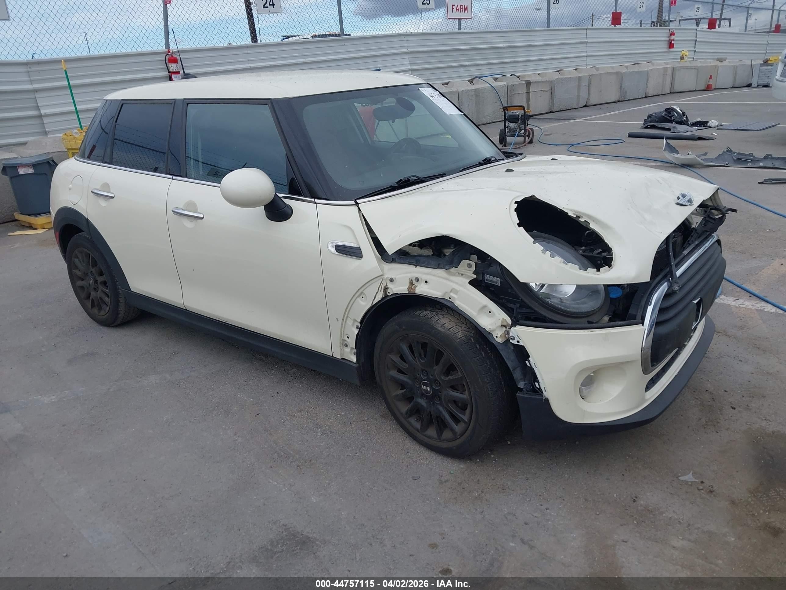 2018 MINI Hardtop 4 Door Cooper, VIN WMWXU1C53J2F80415 — Перед