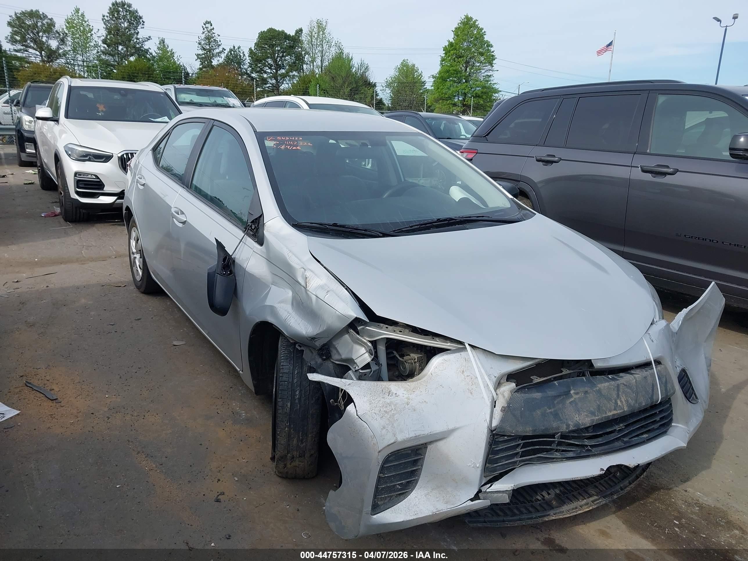 2016 Toyota Corolla LE, VIN 2T1BURHE8GC598453 — Front end