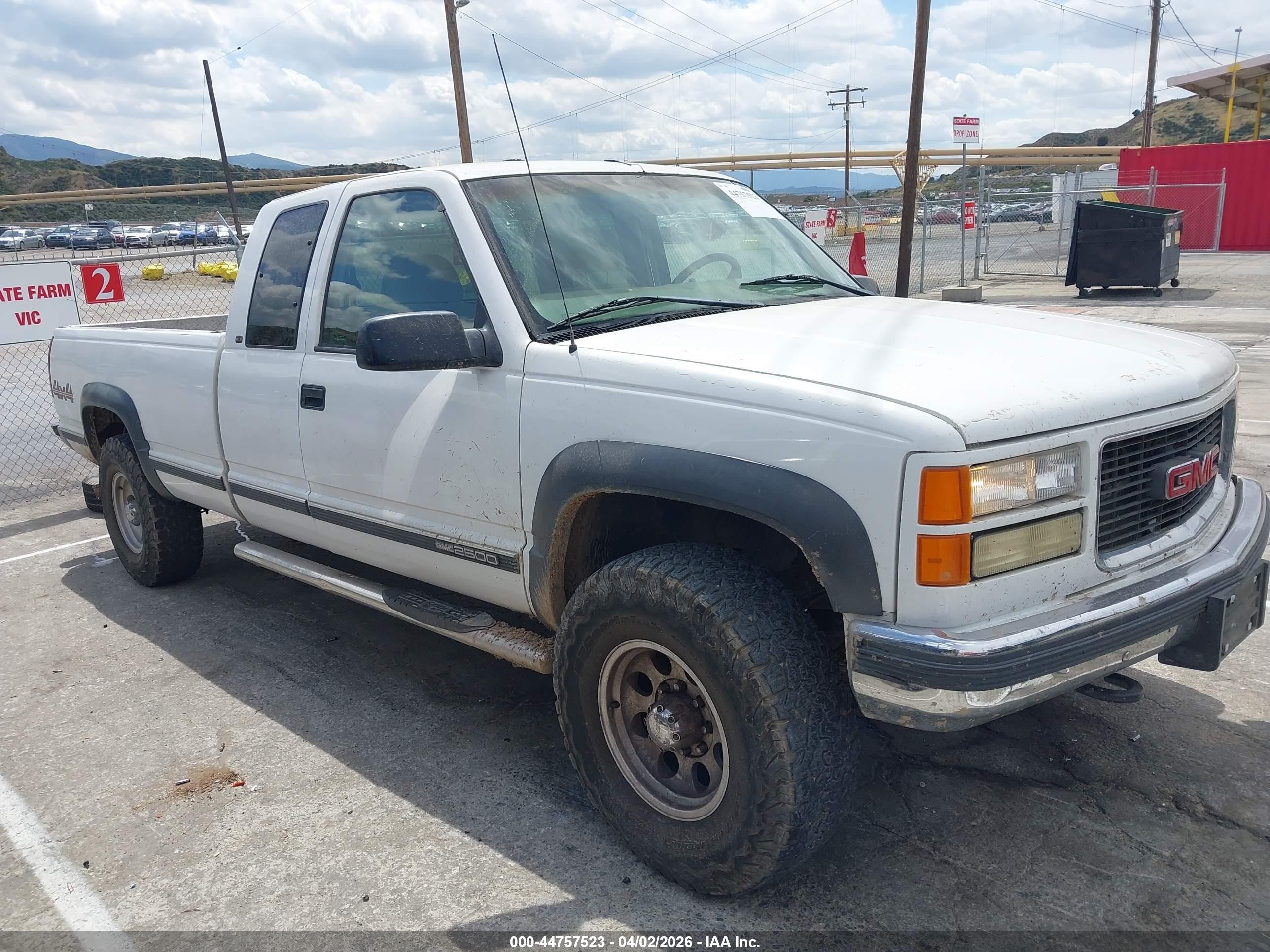 1998 GMC Sierra 2500, VIN 1GTGK29R4WE558919 — Rear end