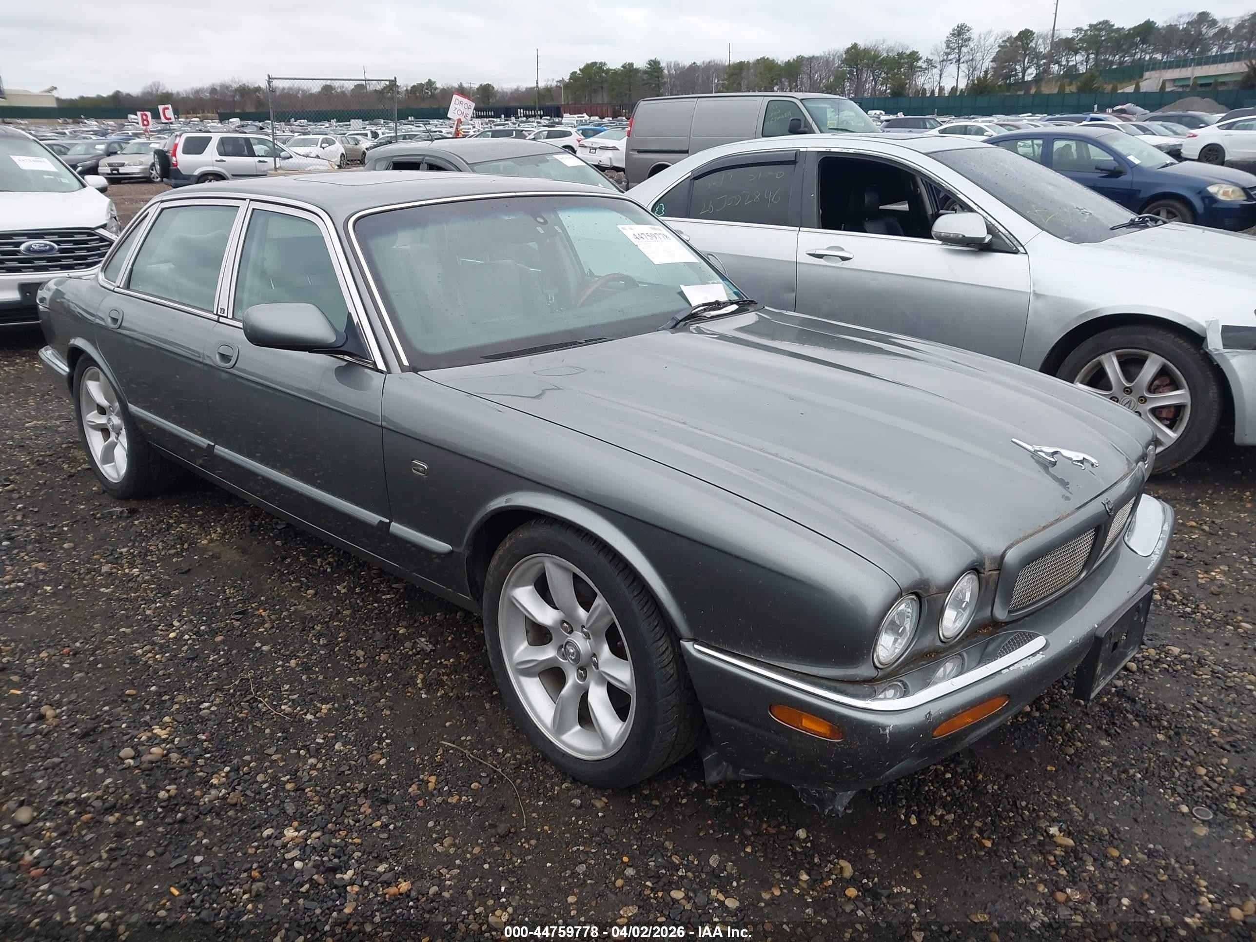 2003 Jaguar XJ R, VIN SAJDA15B33MF53354 — Front end
