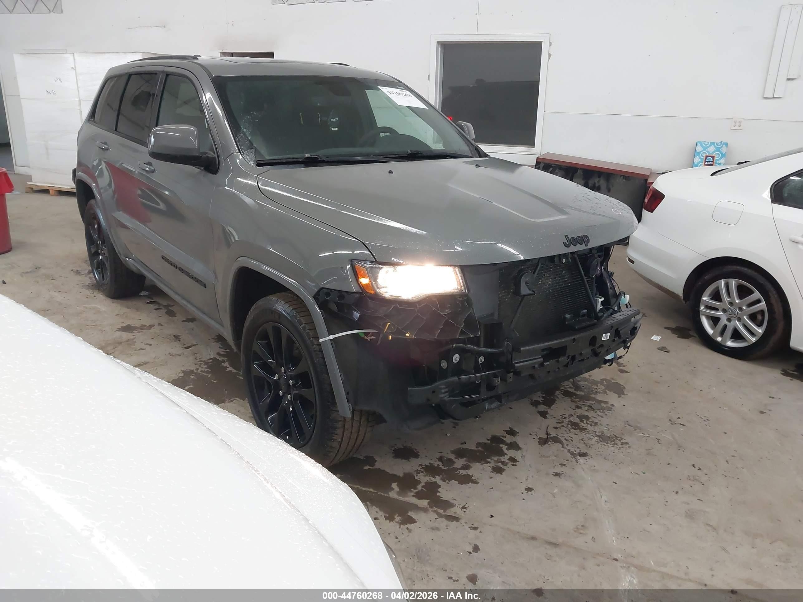 2019 Jeep Grand Cherokee Altitude, VIN 1C4RJFAG1KC709380 — Front end