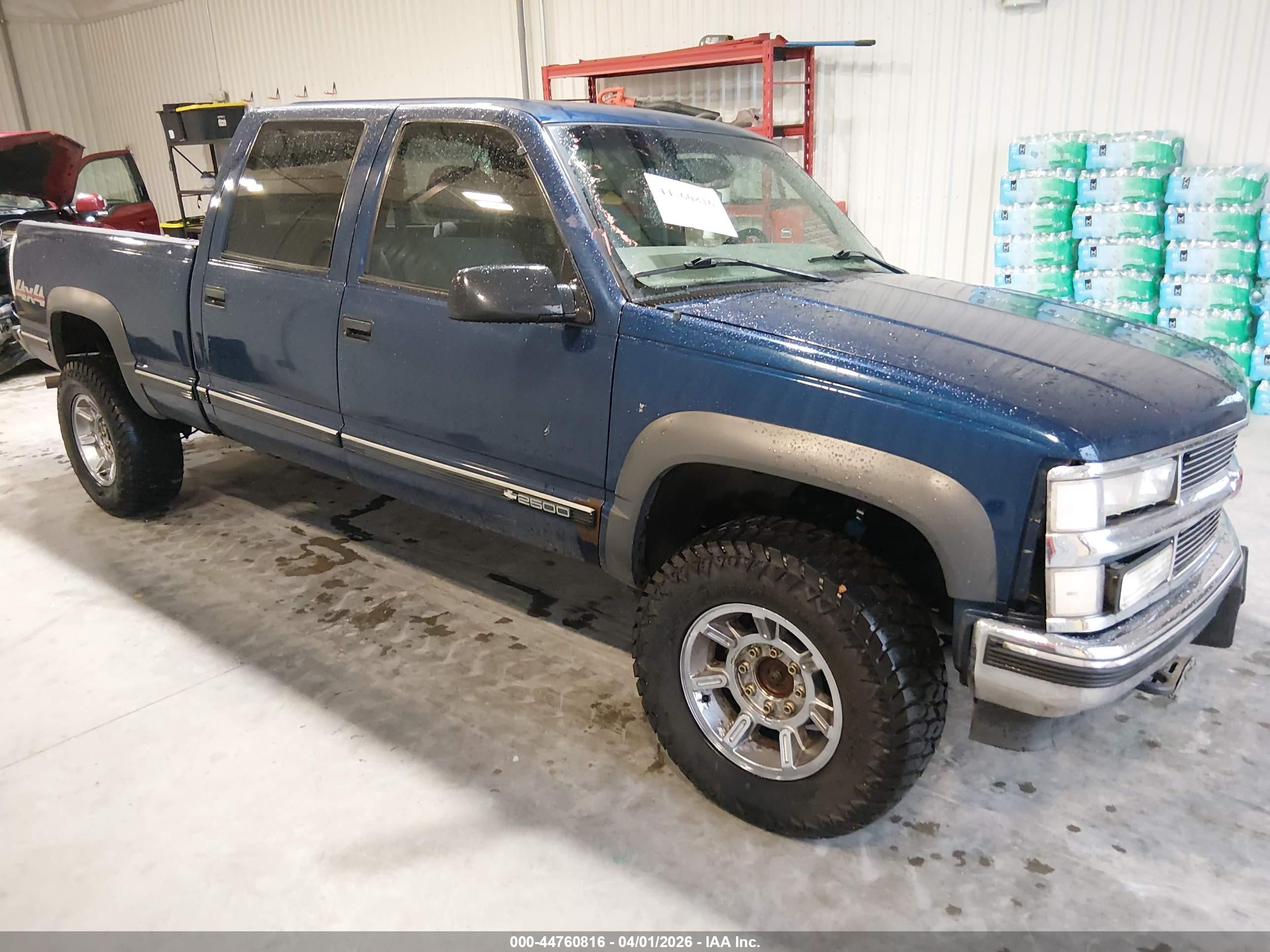 2000 Chevrolet Silverado 2500, VIN 1GCGK23J9YF474109 — Front end