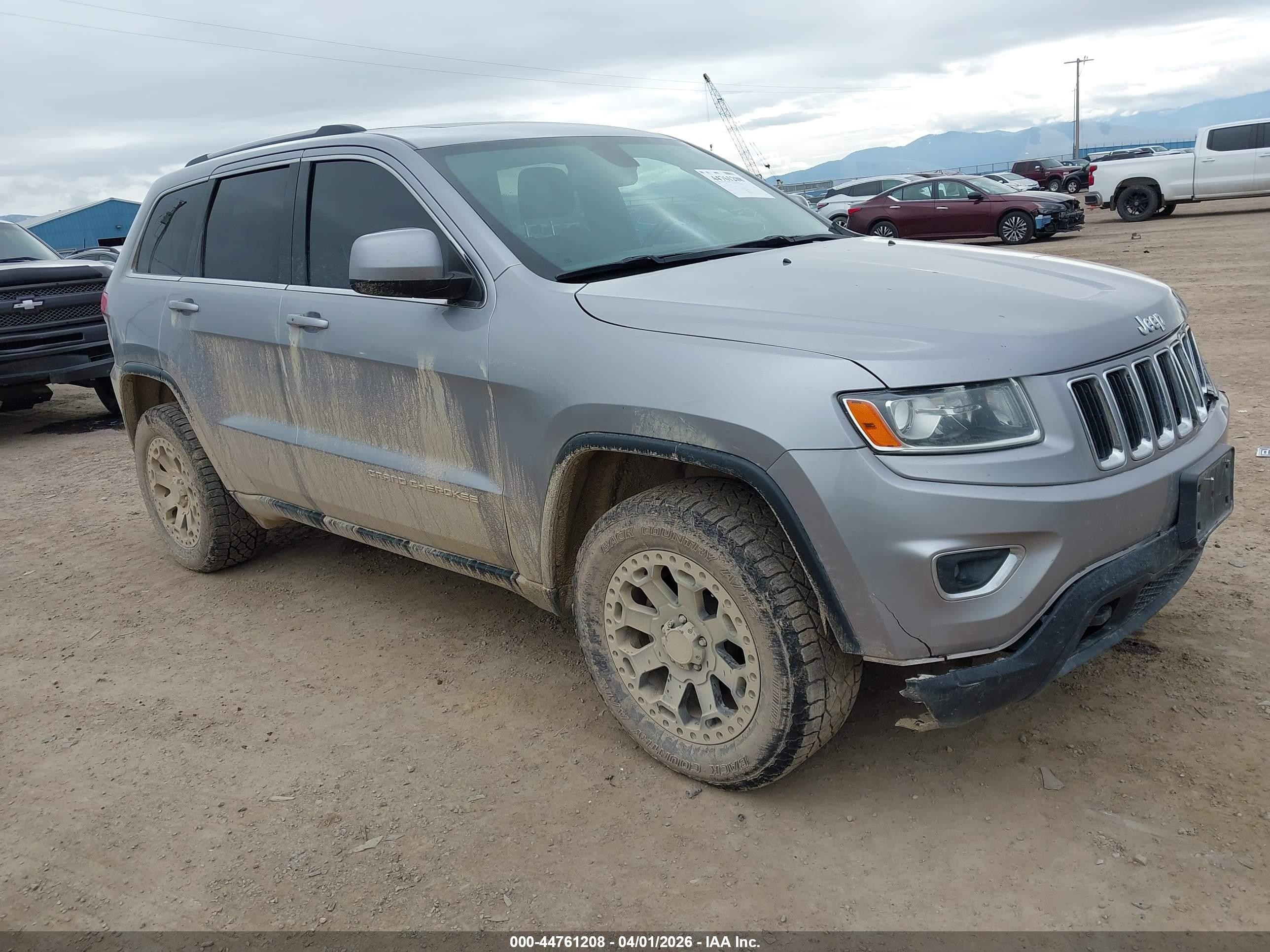 2014 Jeep Grand Cherokee Laredo, VIN 1C4RJFAG1EC414090 — Front end