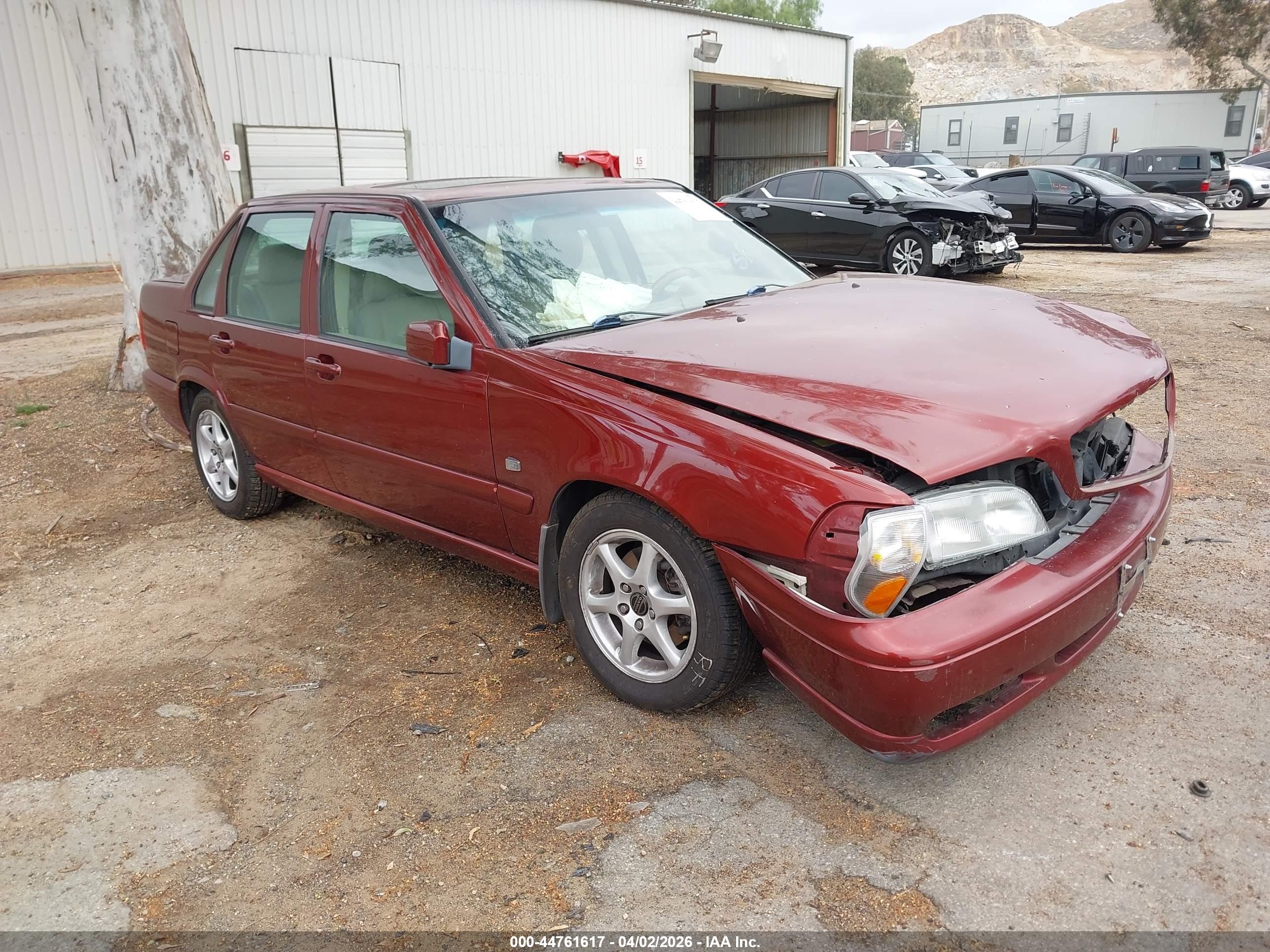 2000 Volvo S70, VIN YV1LS61J1Y2637488 — Перед