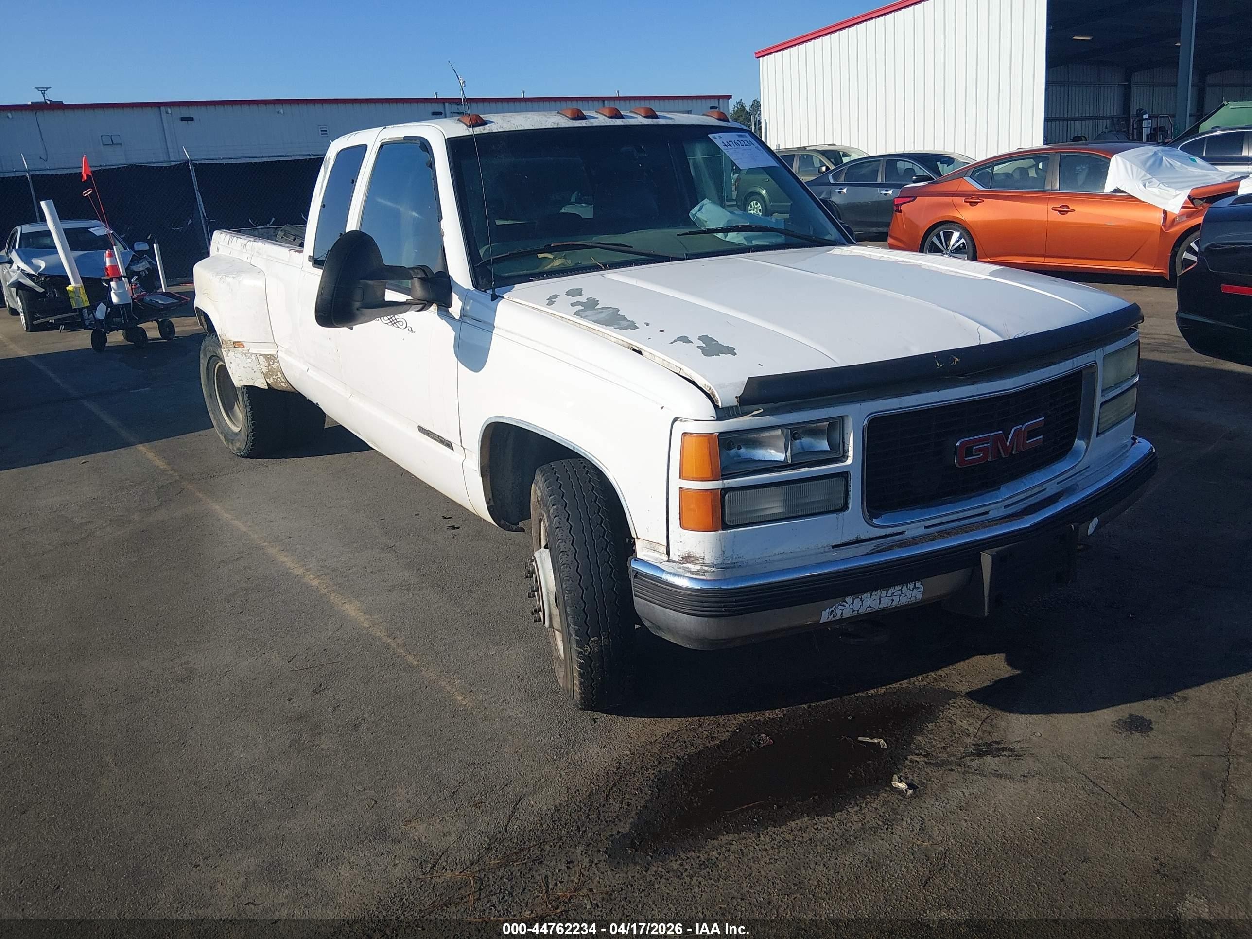 2000 GMC Sierra 3500, VIN 1GTHC39J0YF468181 — Rear end