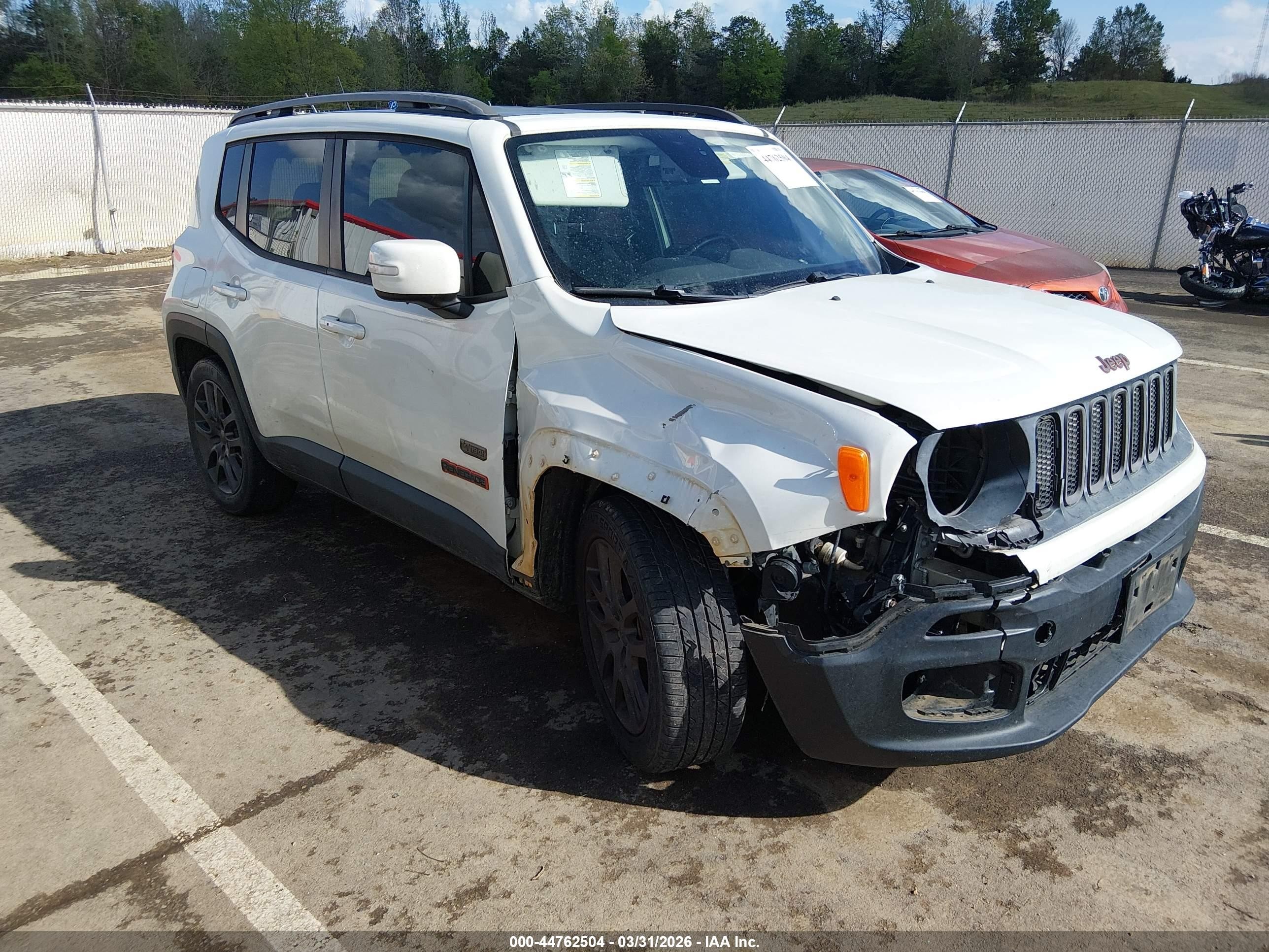2016 Jeep Renegade Latitude, VIN ZACCJABTXGPD04562 — Front end