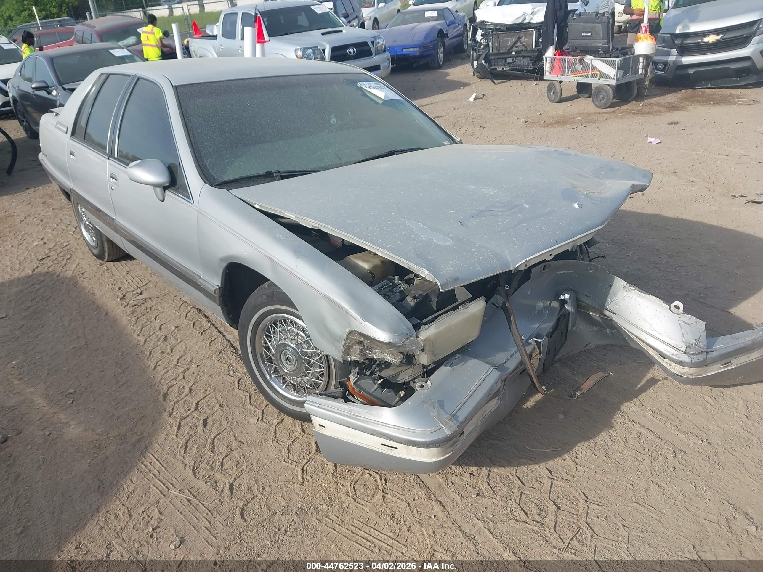 1992 Buick Roadmaster Ltd, VIN 1G4BT5370NR447108 — Front end