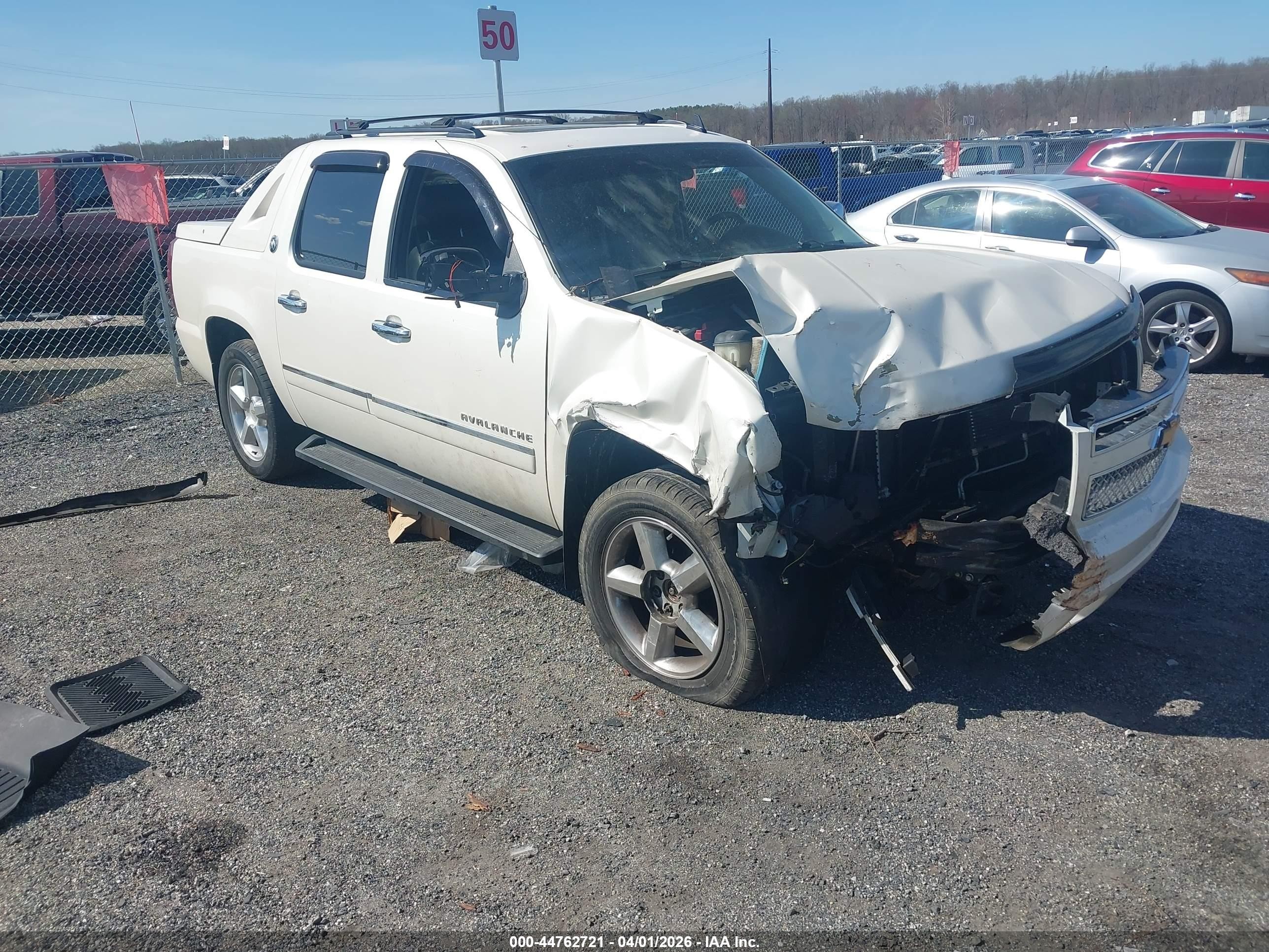 2013 Chevrolet Avalanche LTZ, VIN 3GNTKGE74DG200734 — Front end