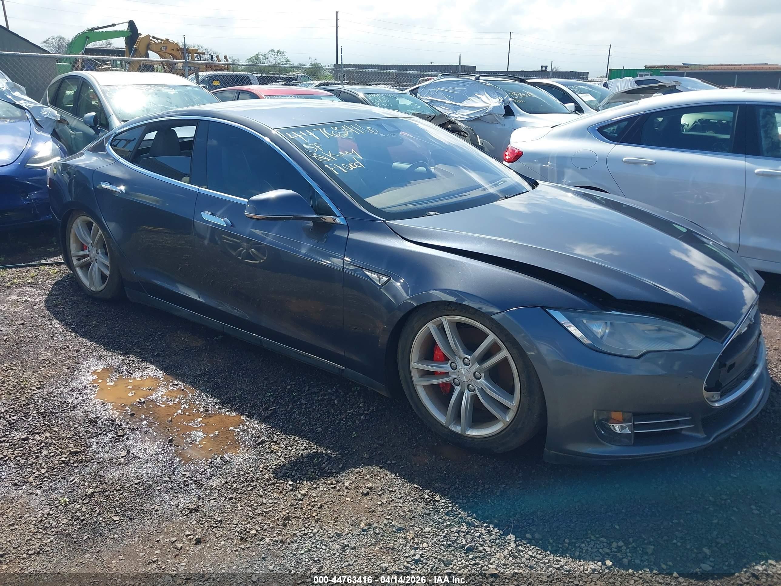 2015 Tesla Model S 85D, VIN 5YJSA1H45FF083955 — Пресная вода