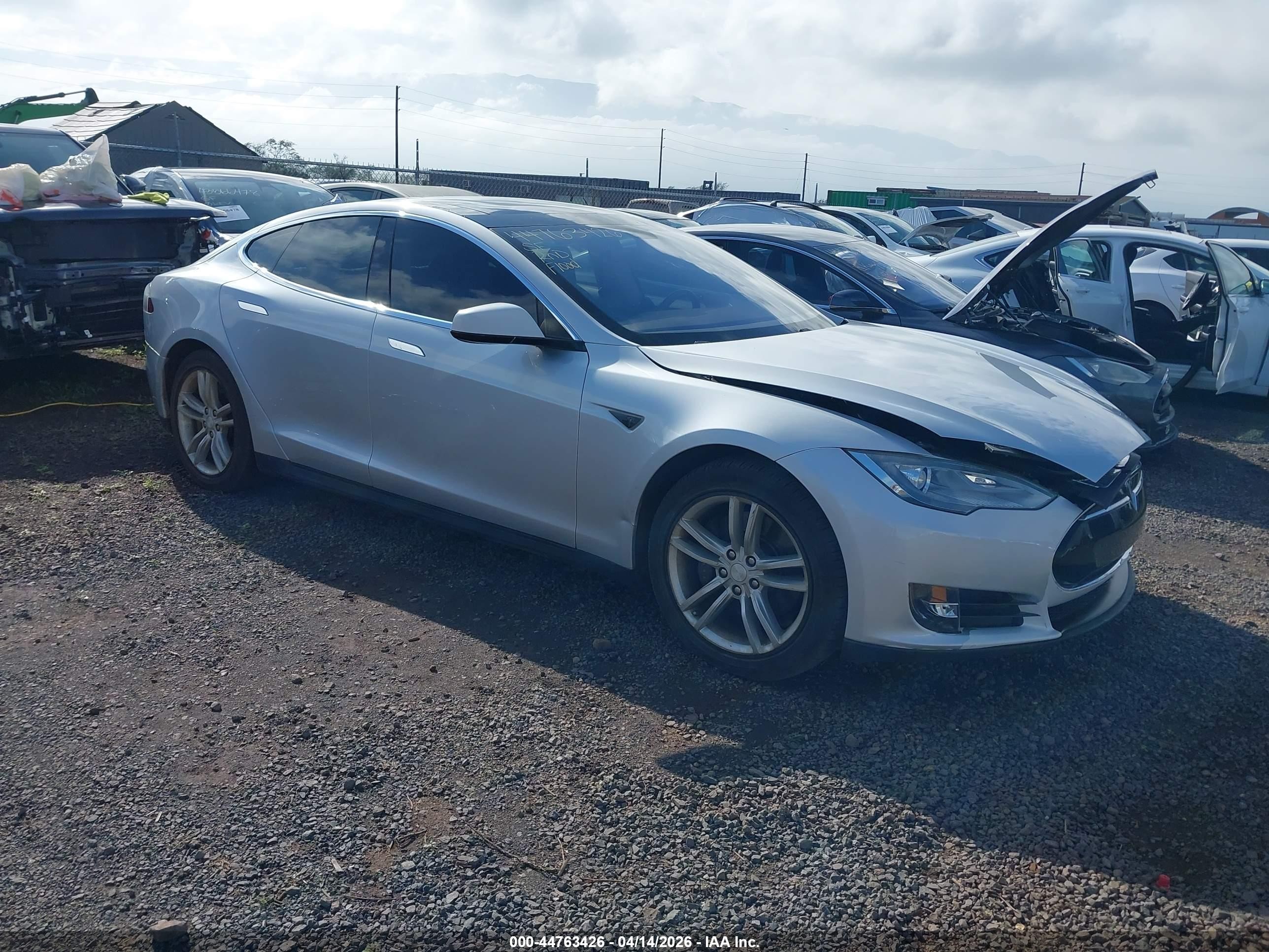 2013 Tesla Model S, VIN 5YJSA1AC8DFP10890 — Пресная вода
