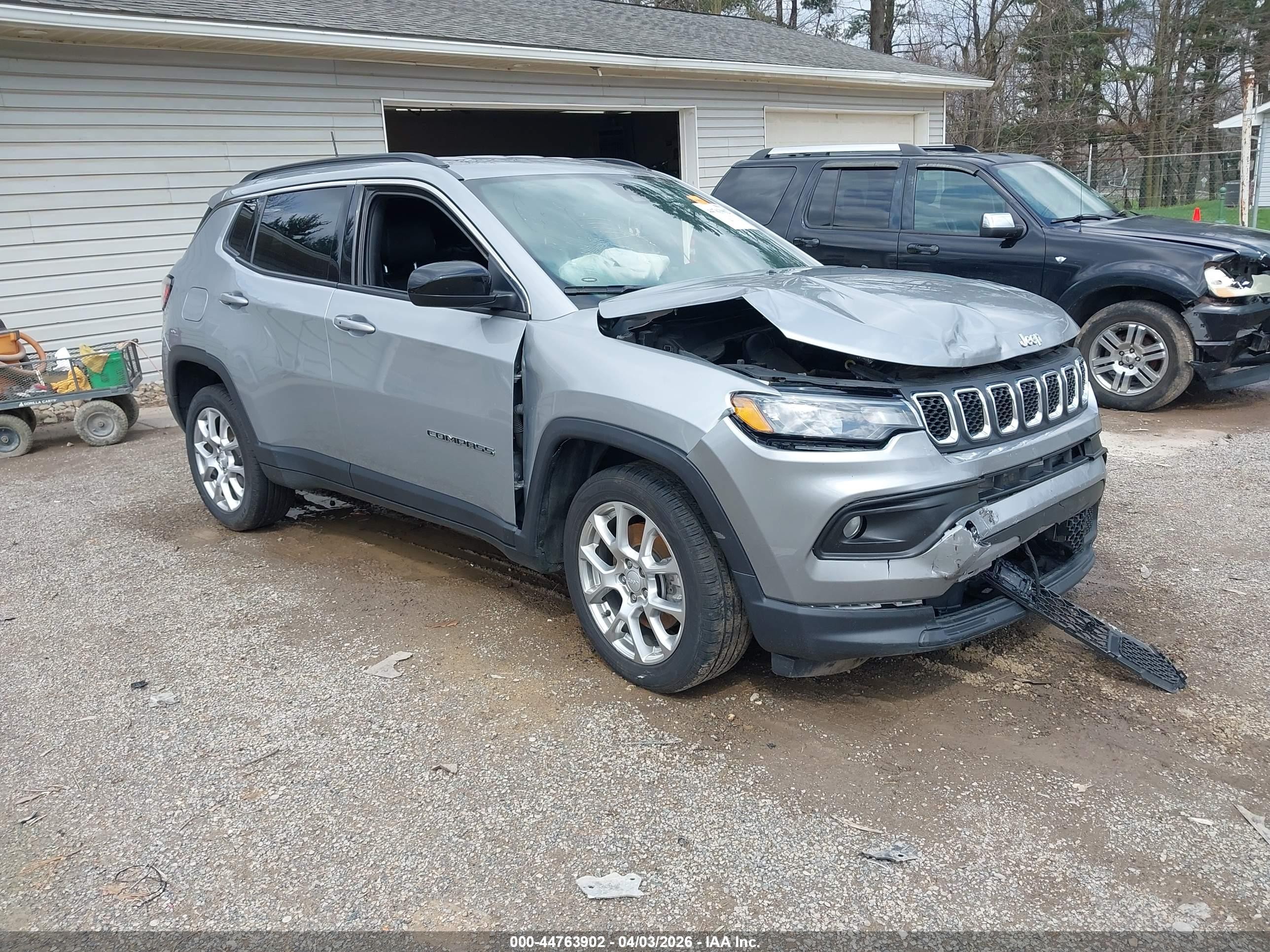 2023 Jeep Compass Latitude Lux, VIN 3C4NJDFN6PT571857 — Front end