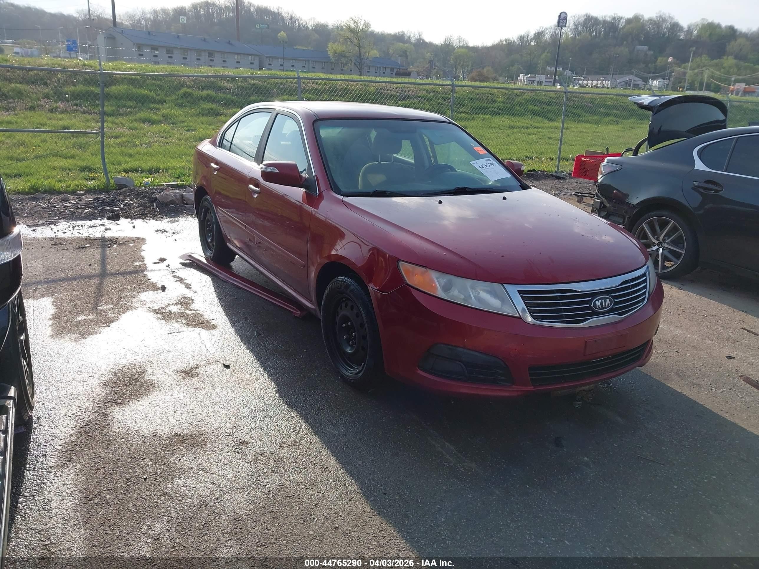 2010 Kia Optima LX, VIN KNAGG4A87A5450820 — Бок