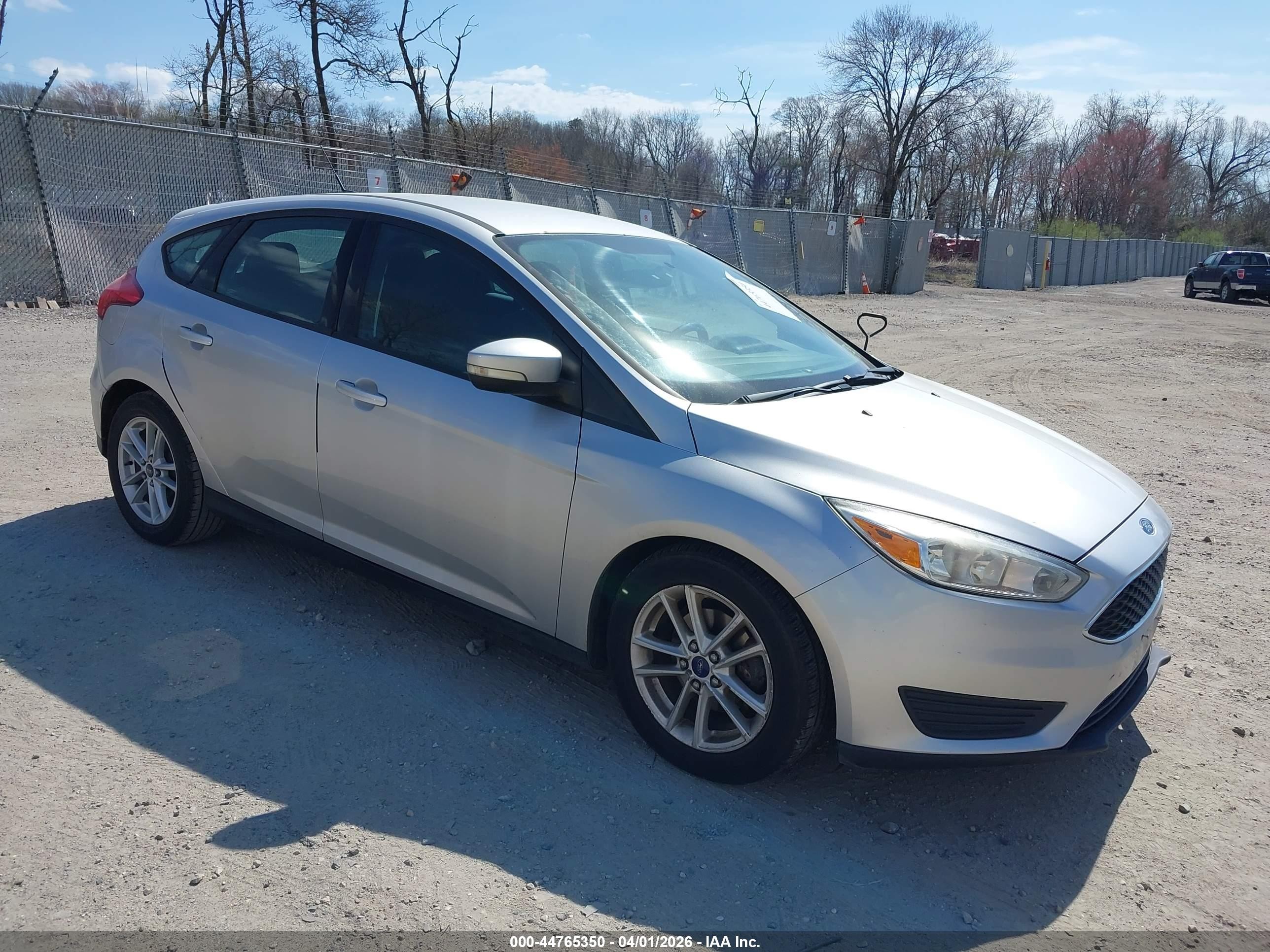 2015 Ford Focus SE, VIN 1FADP3K23FL283522 — Front end