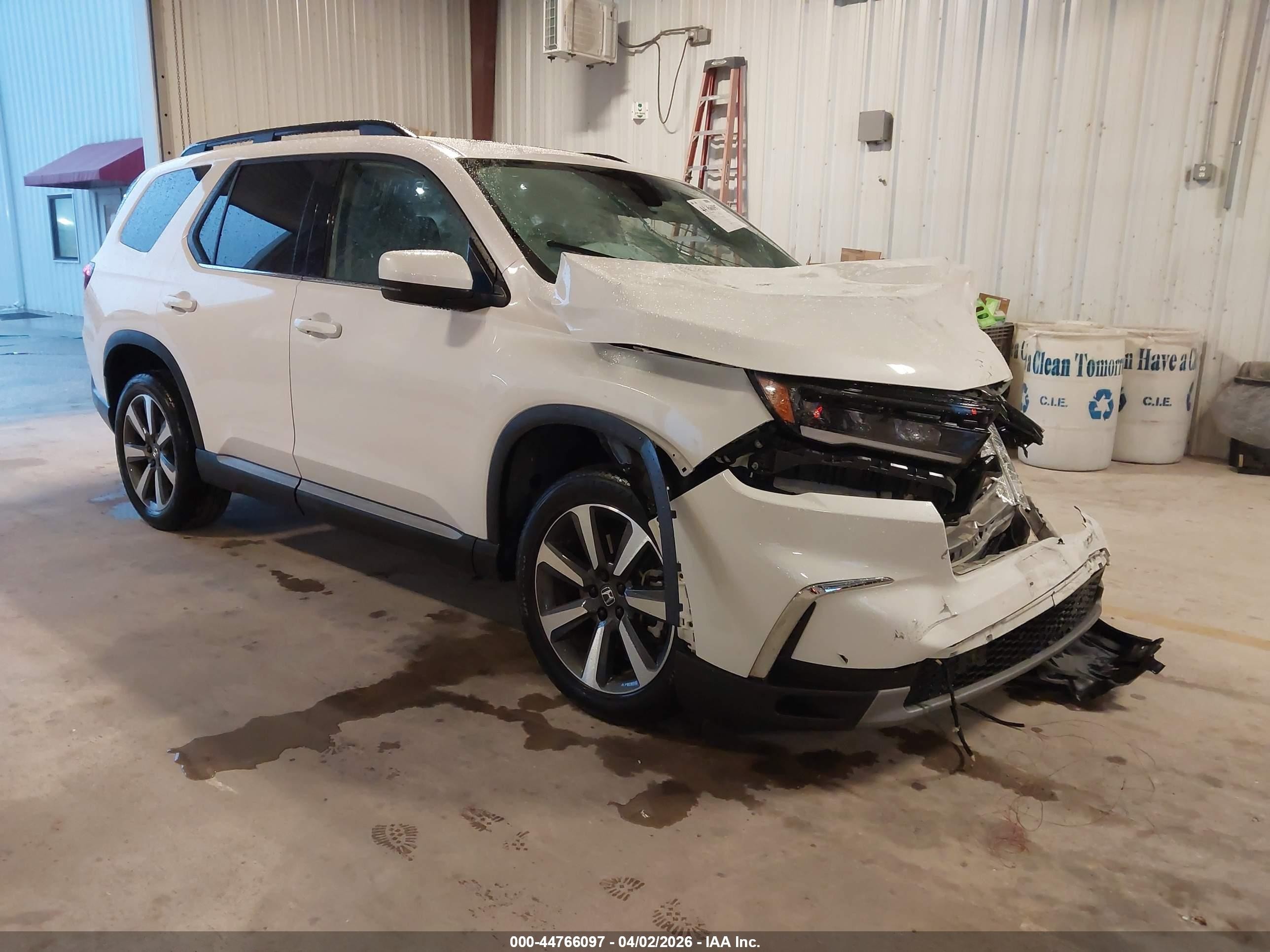2023 Honda Pilot Touring, VIN 5FNYG1H76PB050872 — Перед
