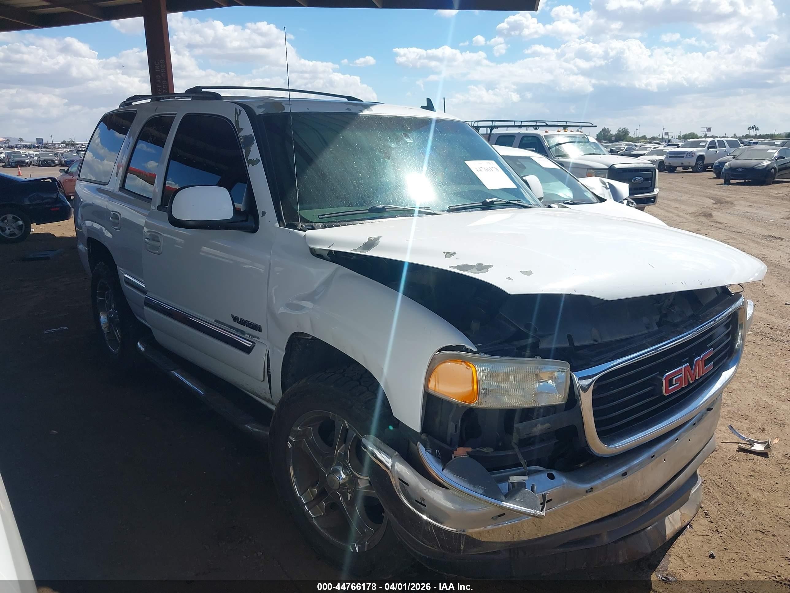 2006 GMC Yukon SLT, VIN 1GKEC13TX6R118879 — Front end