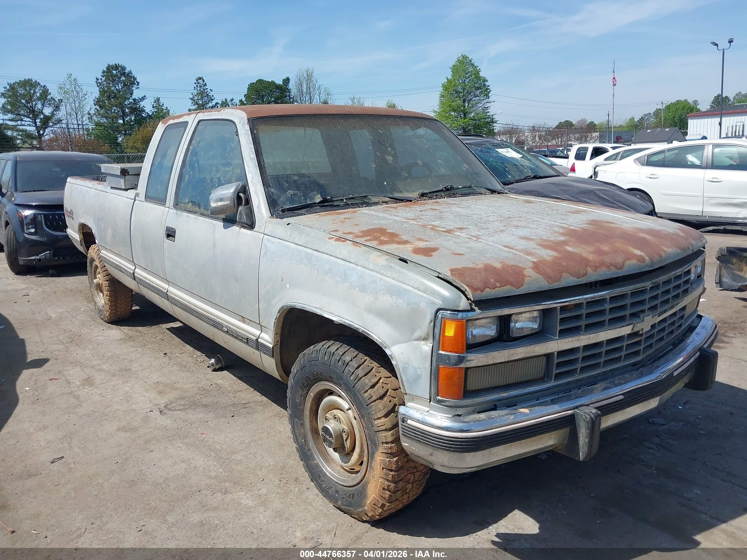 1988 Chevrolet Silverado 2500, VIN 2GCFK29K5J1211690 — Normal wear