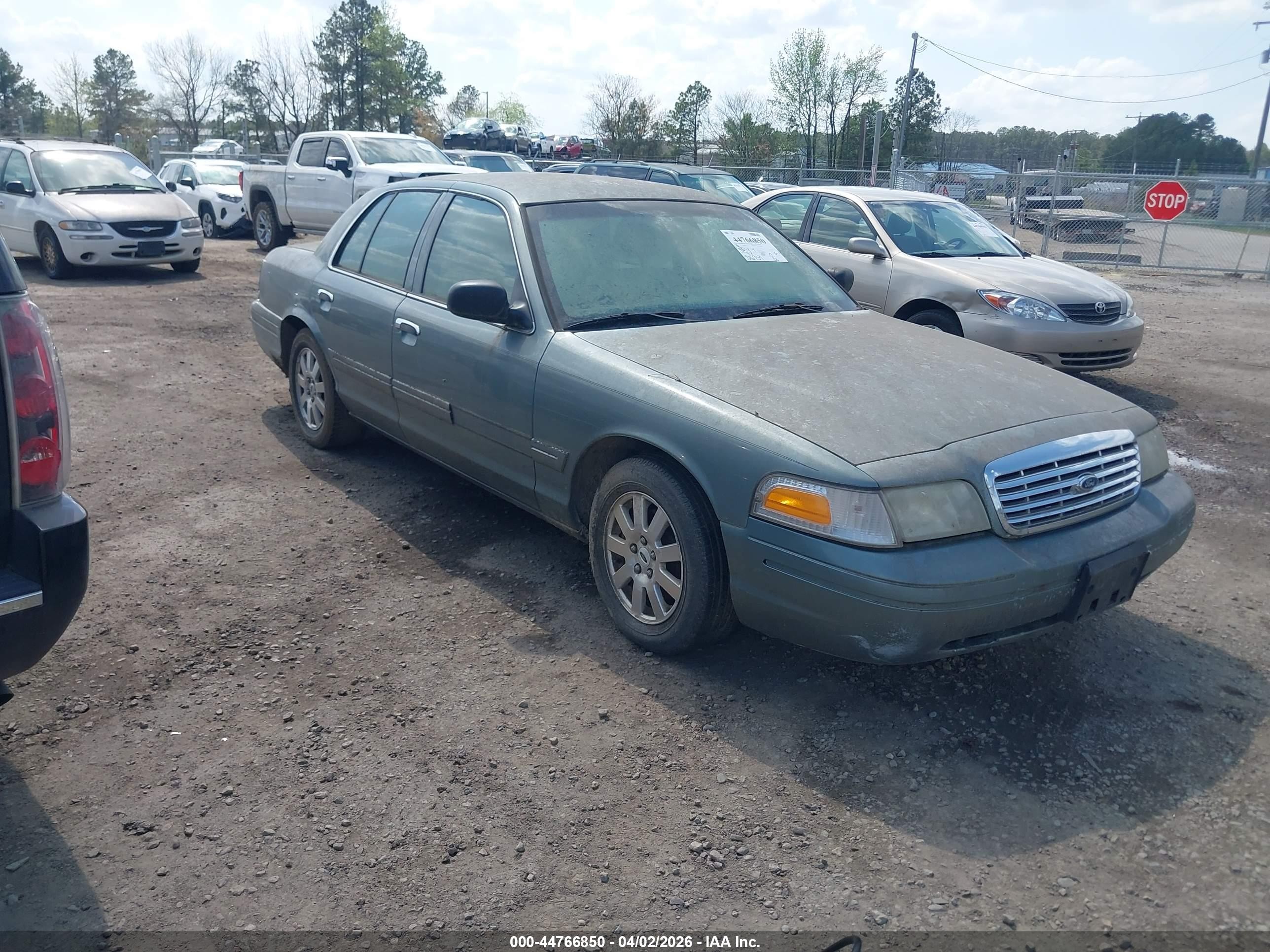 2006 Ford Crown Victoria LX, VIN 2FAFP74V86X126286 — Rear end