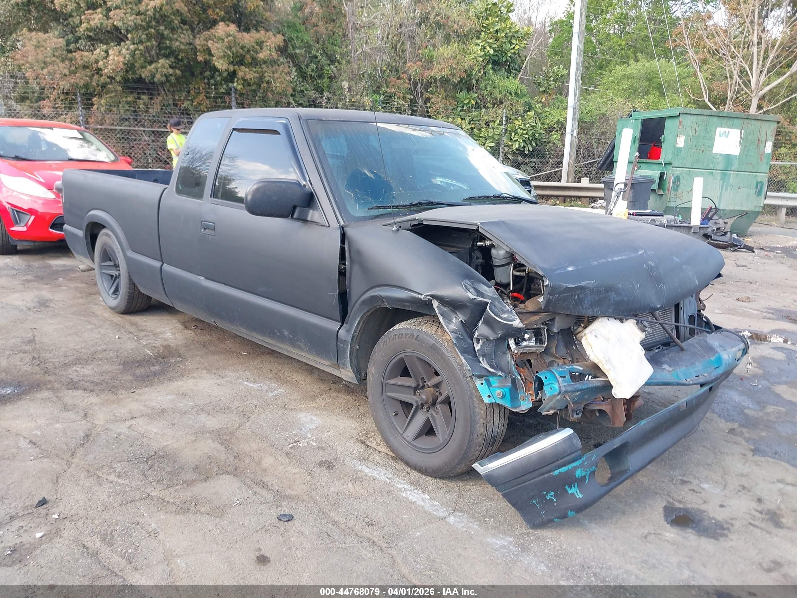 1995 Chevrolet S-10 LS, VIN 1GCCS19Z2S8124175 — Front end